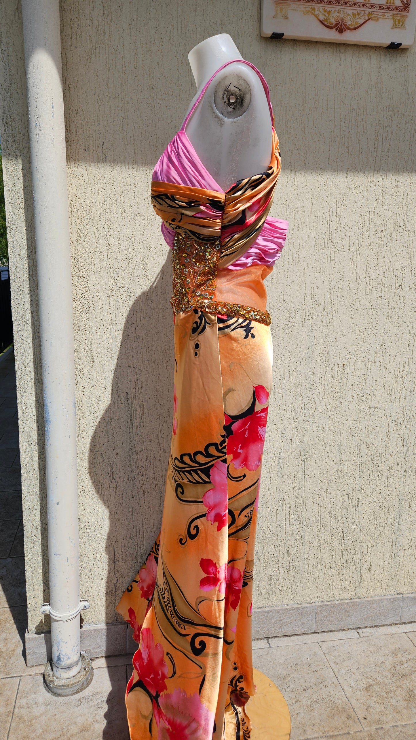 Robe brodée tons orange et rose