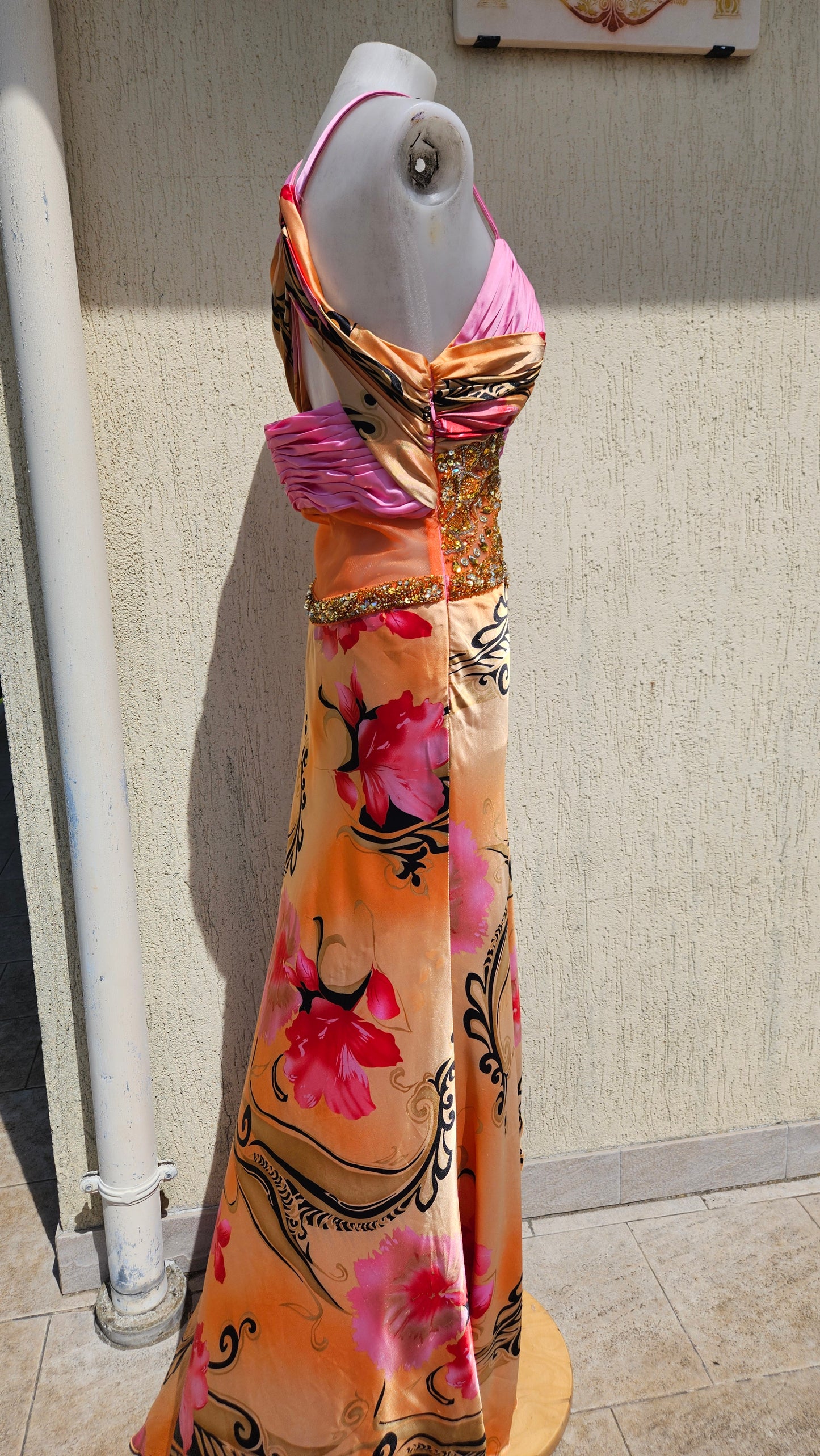 Robe brodée tons orange et rose