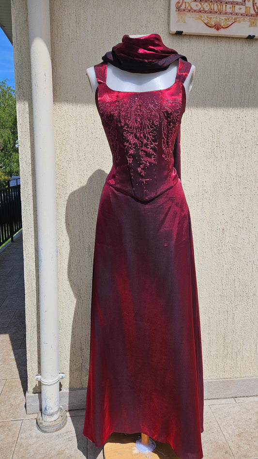 Ensemble de soirée Yve London rouge profond, style gothique chic & Y2K. Bustier structuré avec broderies perlées et étole assortie. Une pièce vintage rare, élégance sombre.