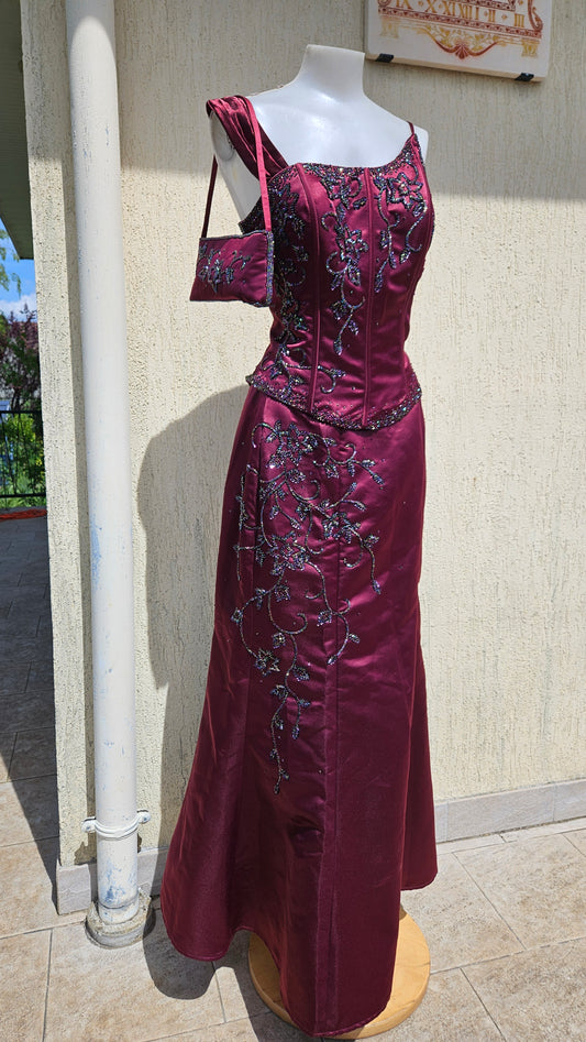 Ensemble de soirée vintage bordeaux : corset ajusté et jupe longue assortie, ornés de broderies perlées délicates. Sac à main inclus. Look Y2K chic et glamour.