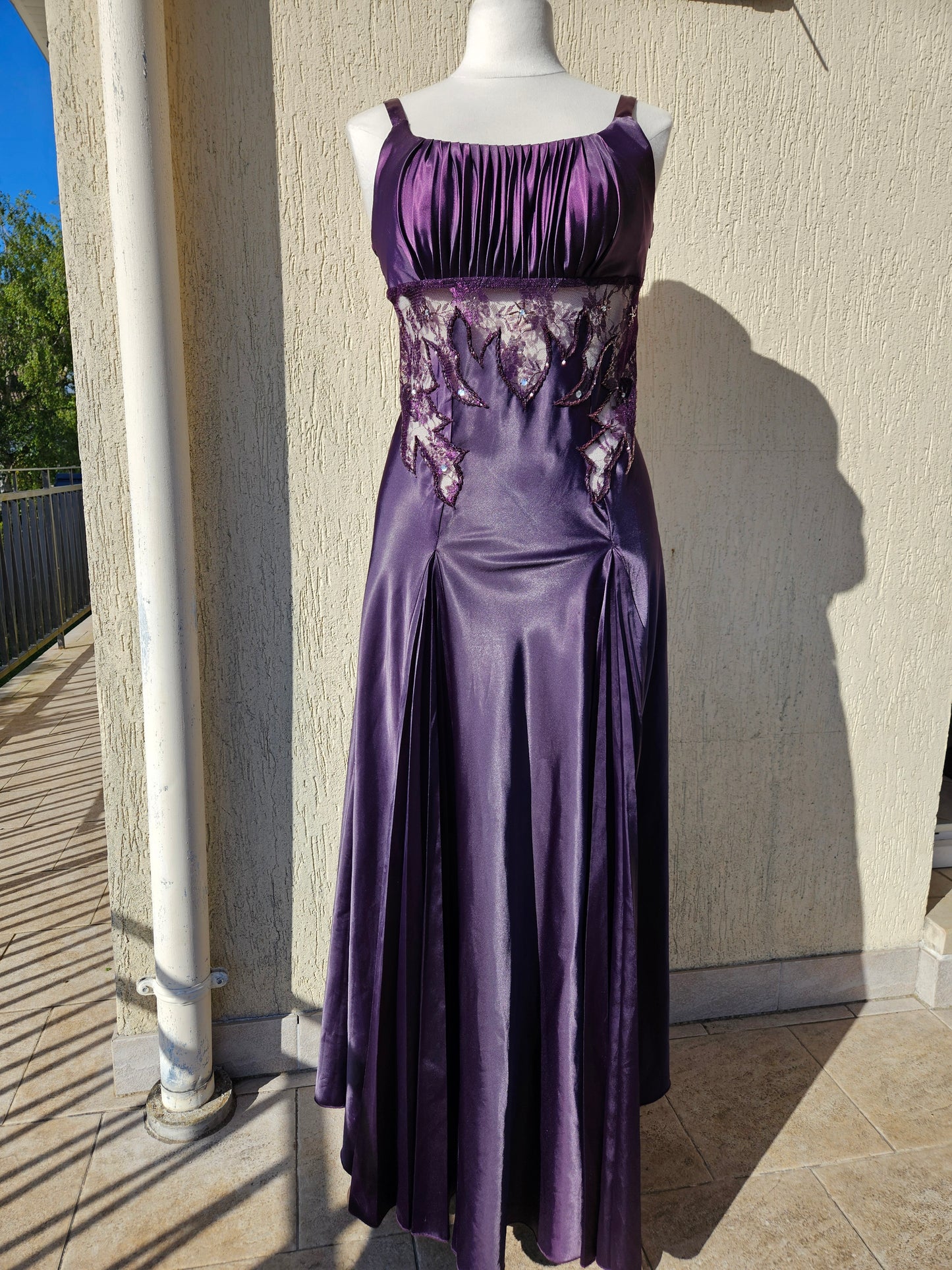Robe satinée violette