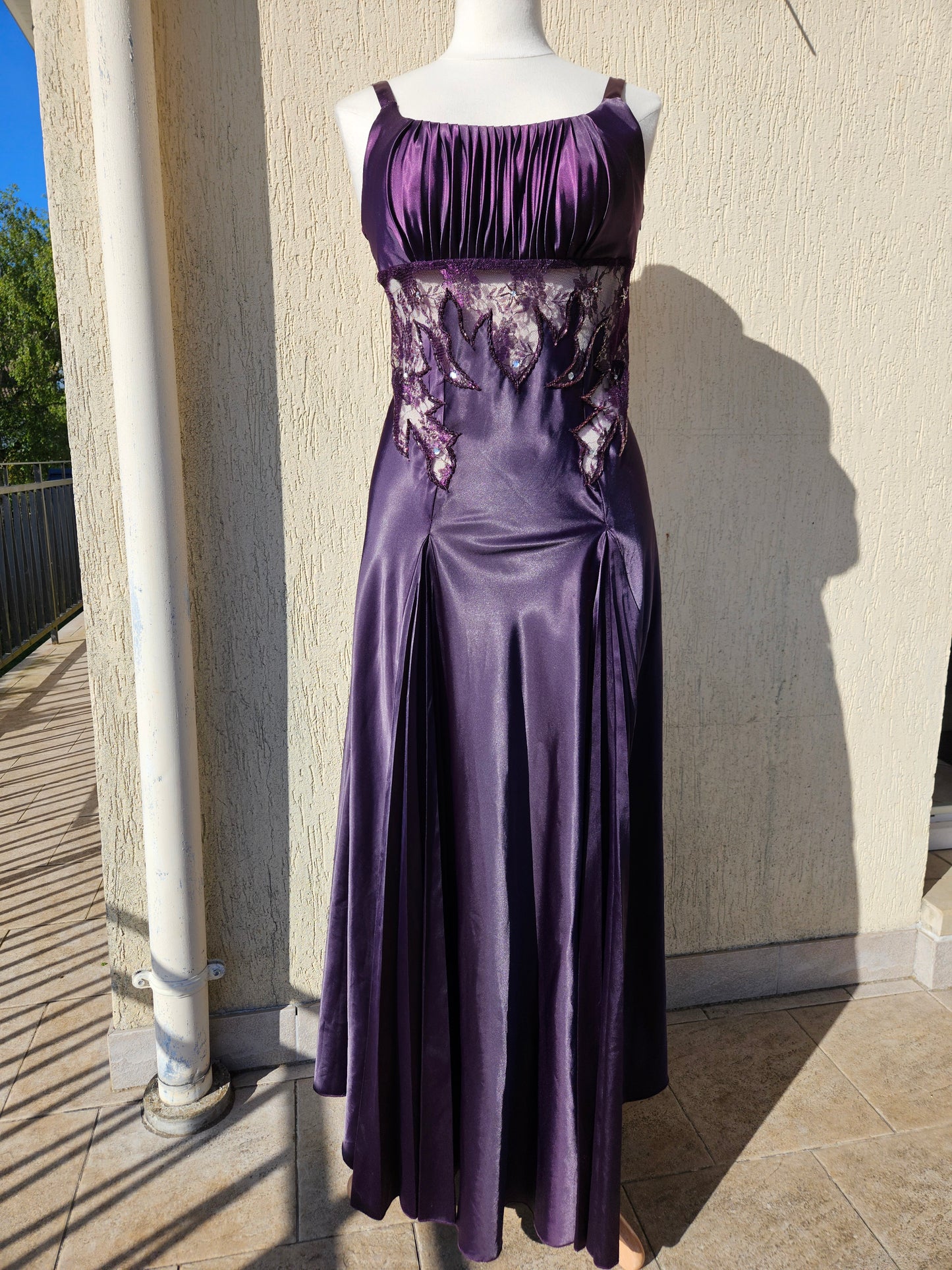 Robe satinée violette