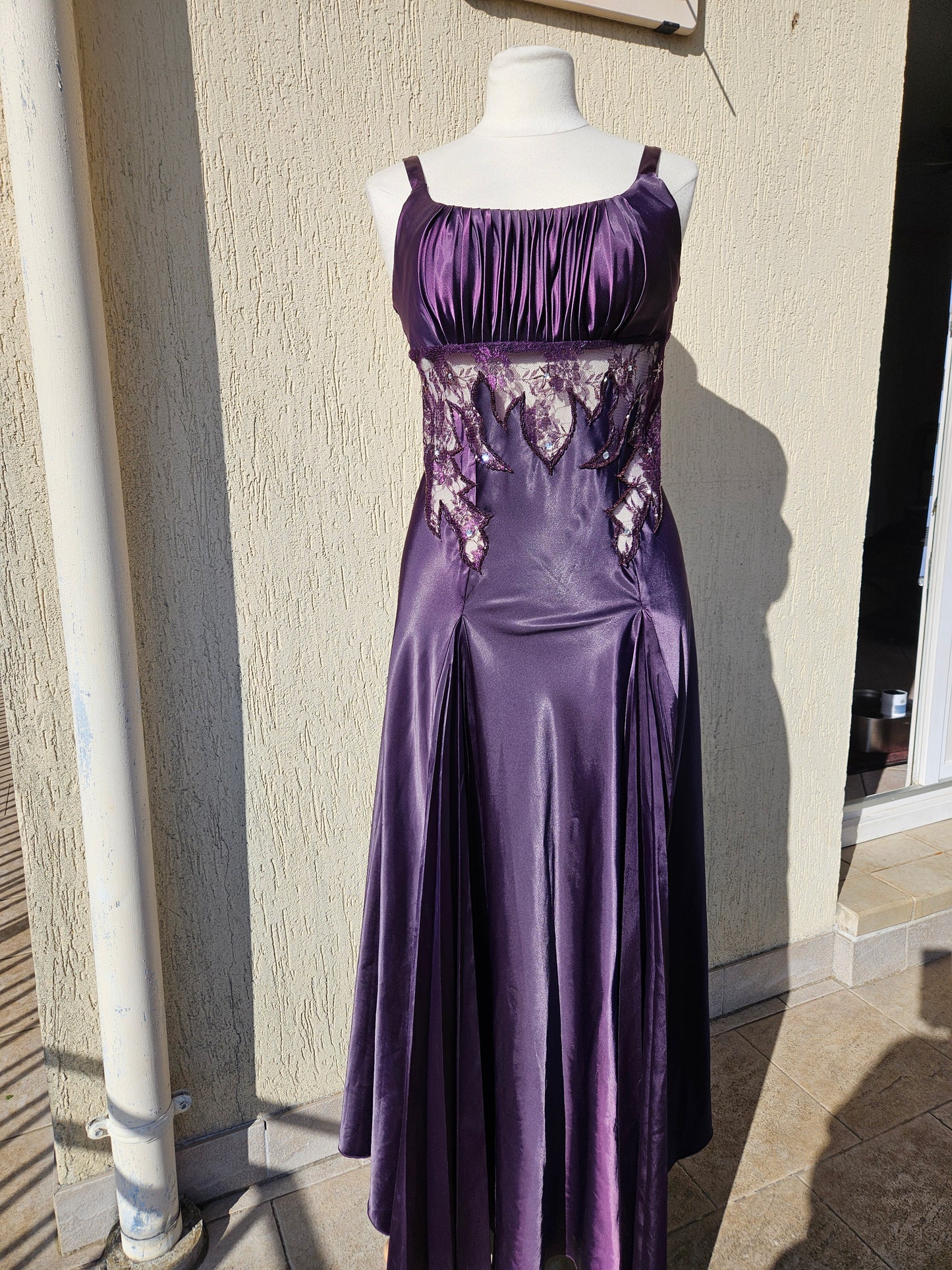 Robe satinée violette