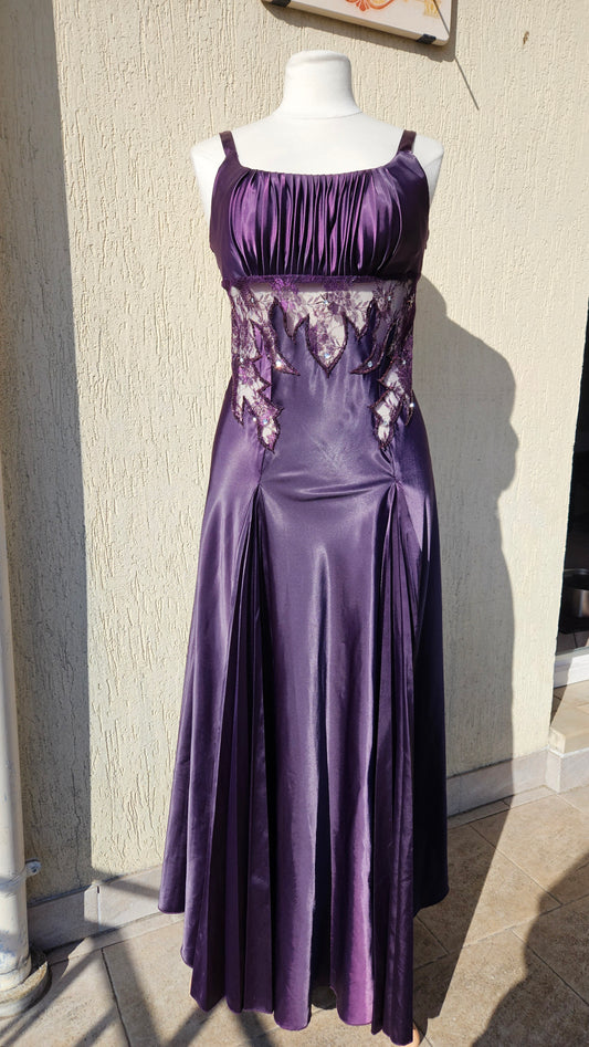 Robe longue satin violet profond, style goth-loli & dark academia. Bustier drapé, empiècement dentelle et détails strass. Élégance vintage, pièce unique.