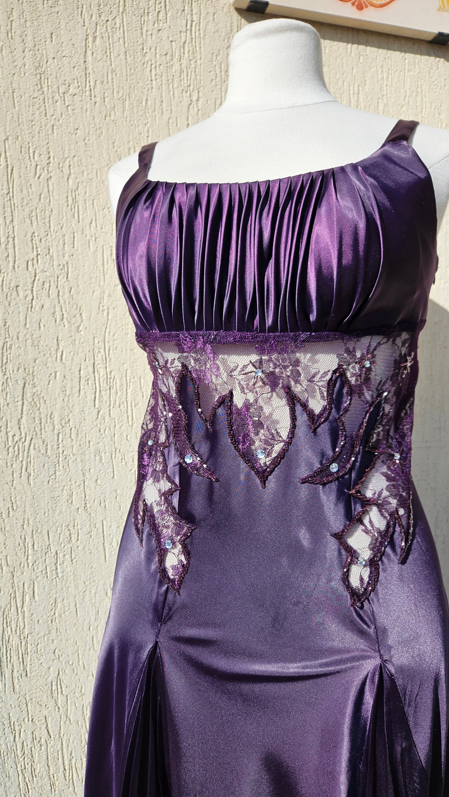 Robe satinée violette