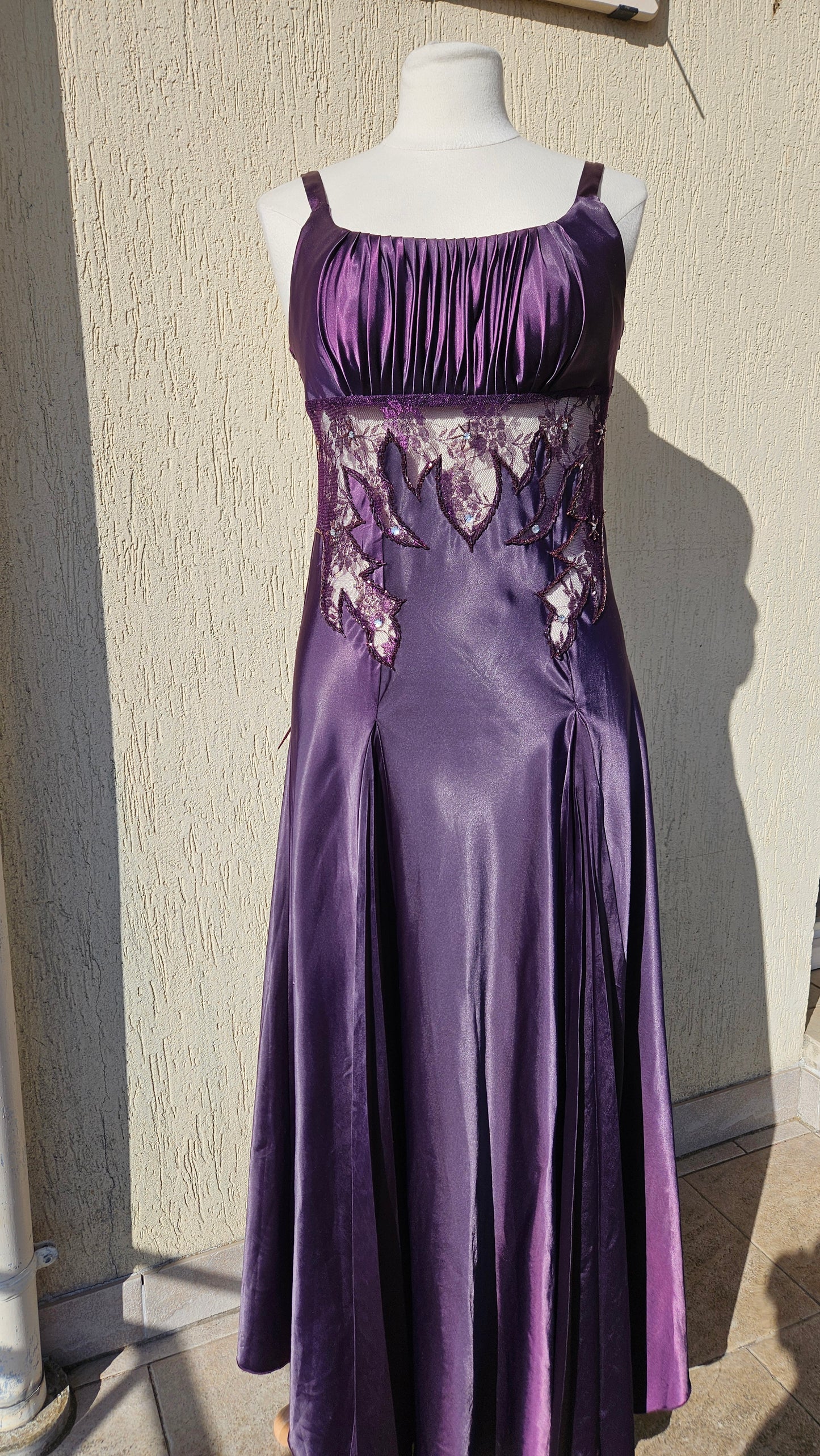 Robe satinée violette