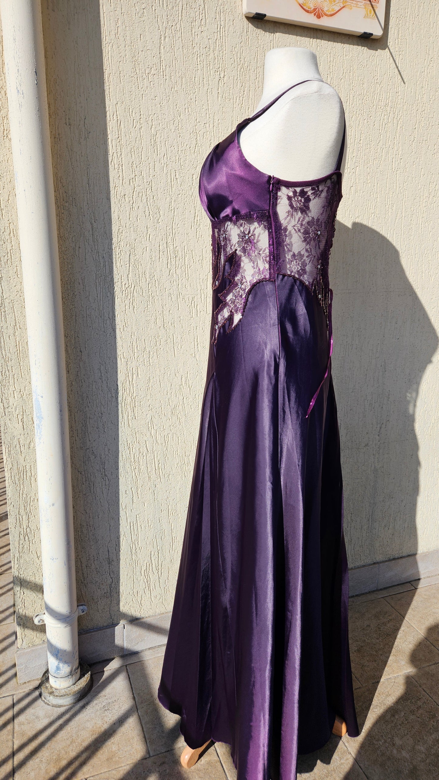 Robe satinée violette