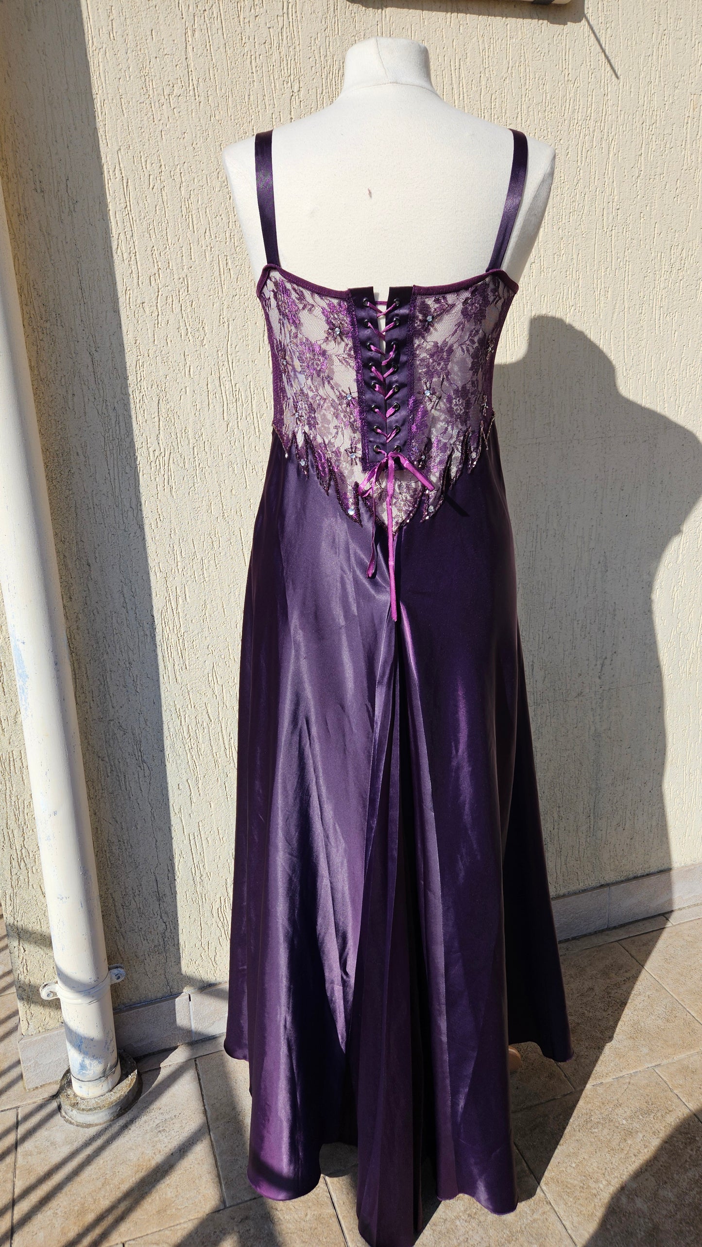 Robe satinée violette