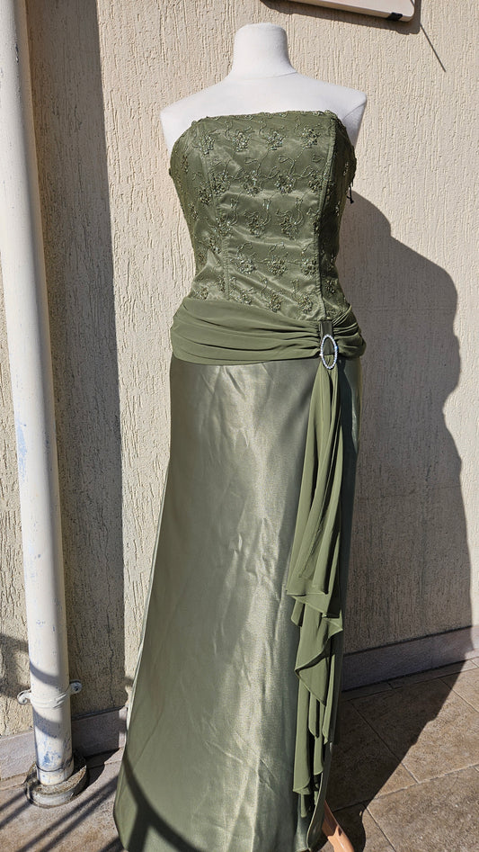 Robe de soirée bustier vert olive, style romantique & féerique. Corsage brodé, drapé fluide avec détail bijou. Une pépite vintage chic pour tes looks Y2K.