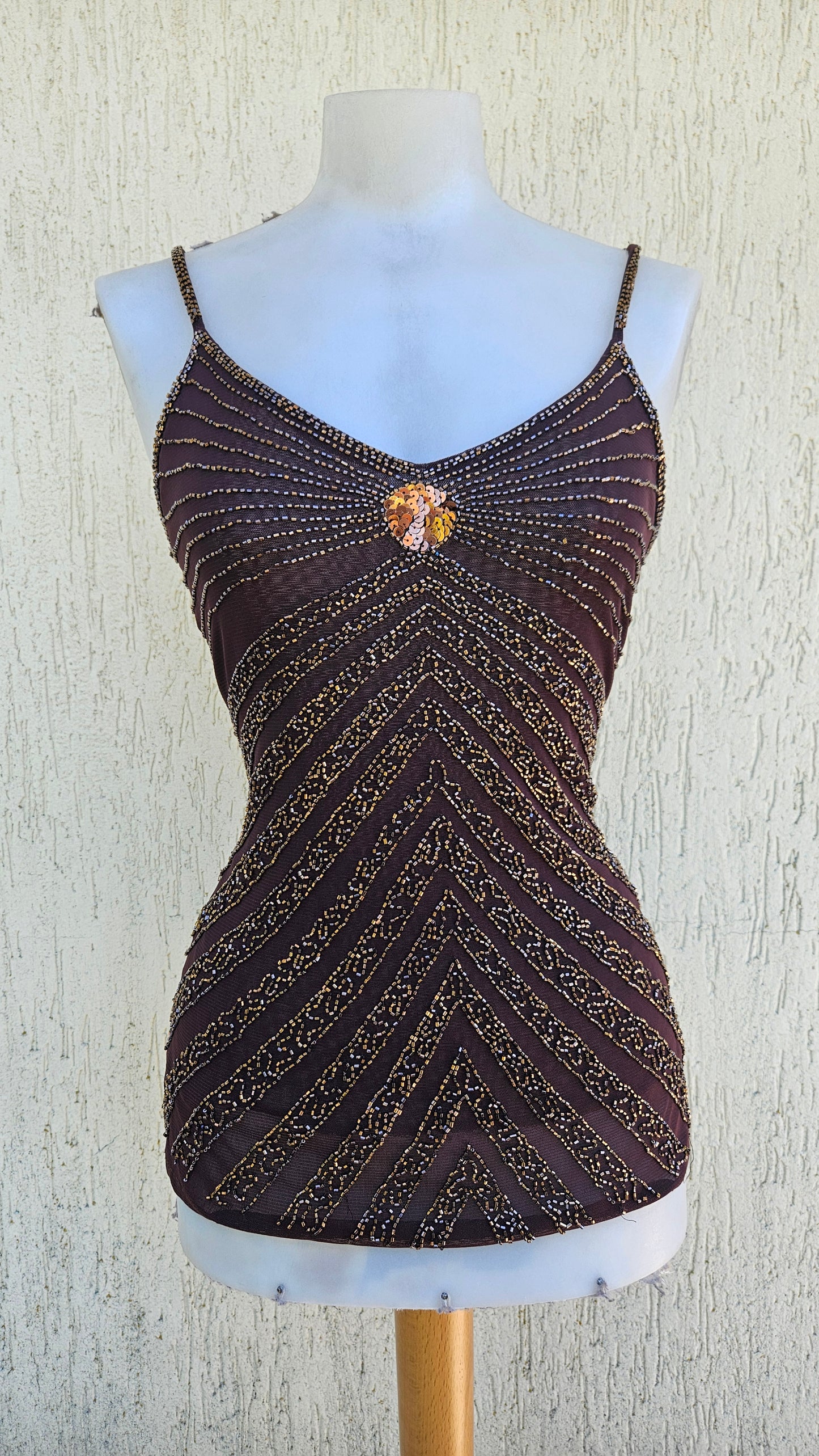 Débardeur vintage Y2K en tulle marron avec des broderies de perles bronze complexes en motif chevron et détails de sequins. Élégant style bohème. Top vintage sorti d'une reverie fairycore