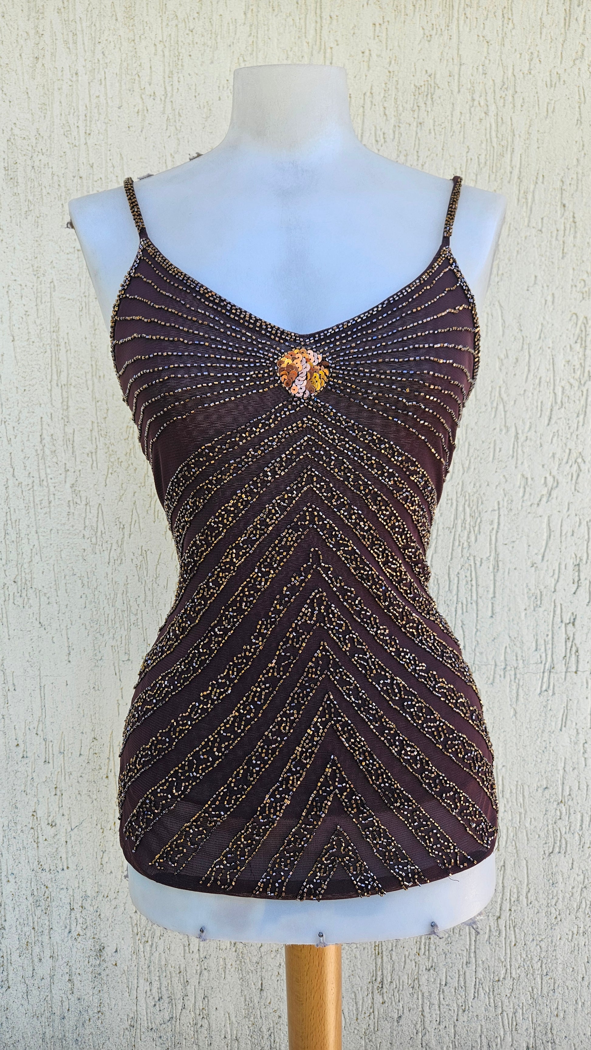 Débardeur vintage Y2K en tulle marron avec des broderies de perles bronze complexes en motif chevron et détails de sequins. Élégant style bohème. Top vintage sorti d'une reverie fairycore