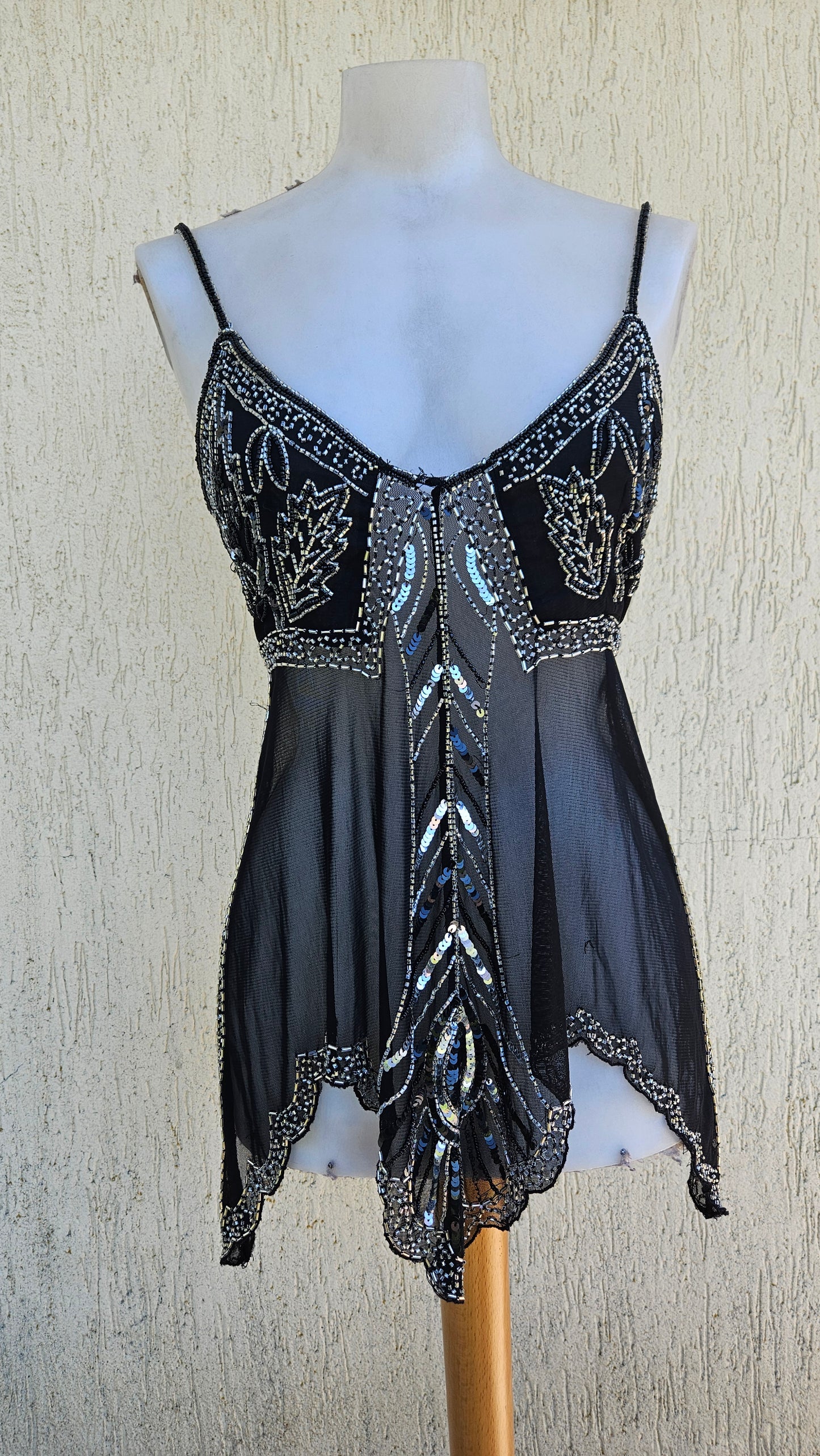Haut noir asymétrique en voile brodé