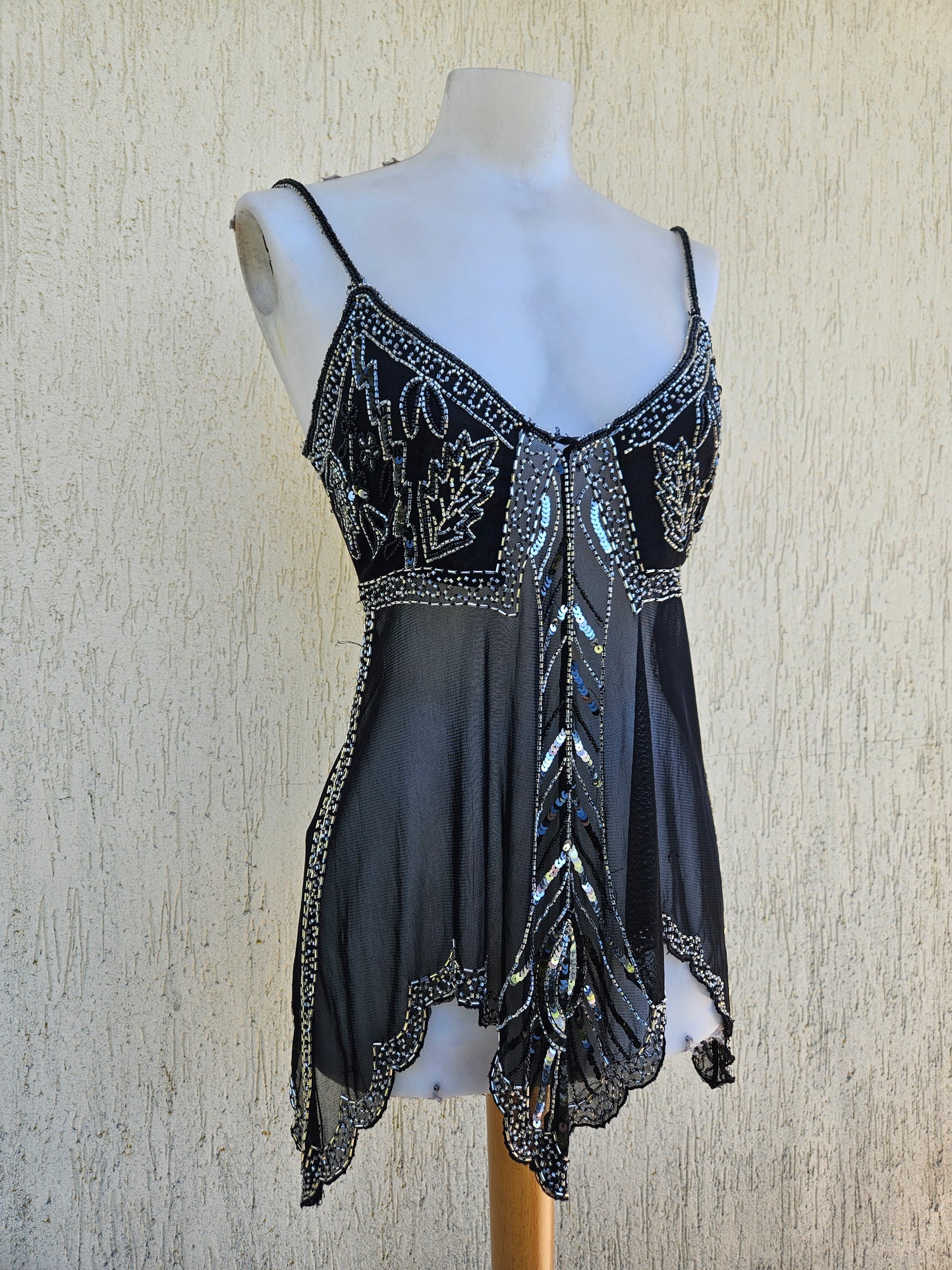 Haut noir asymétrique en voile brodé