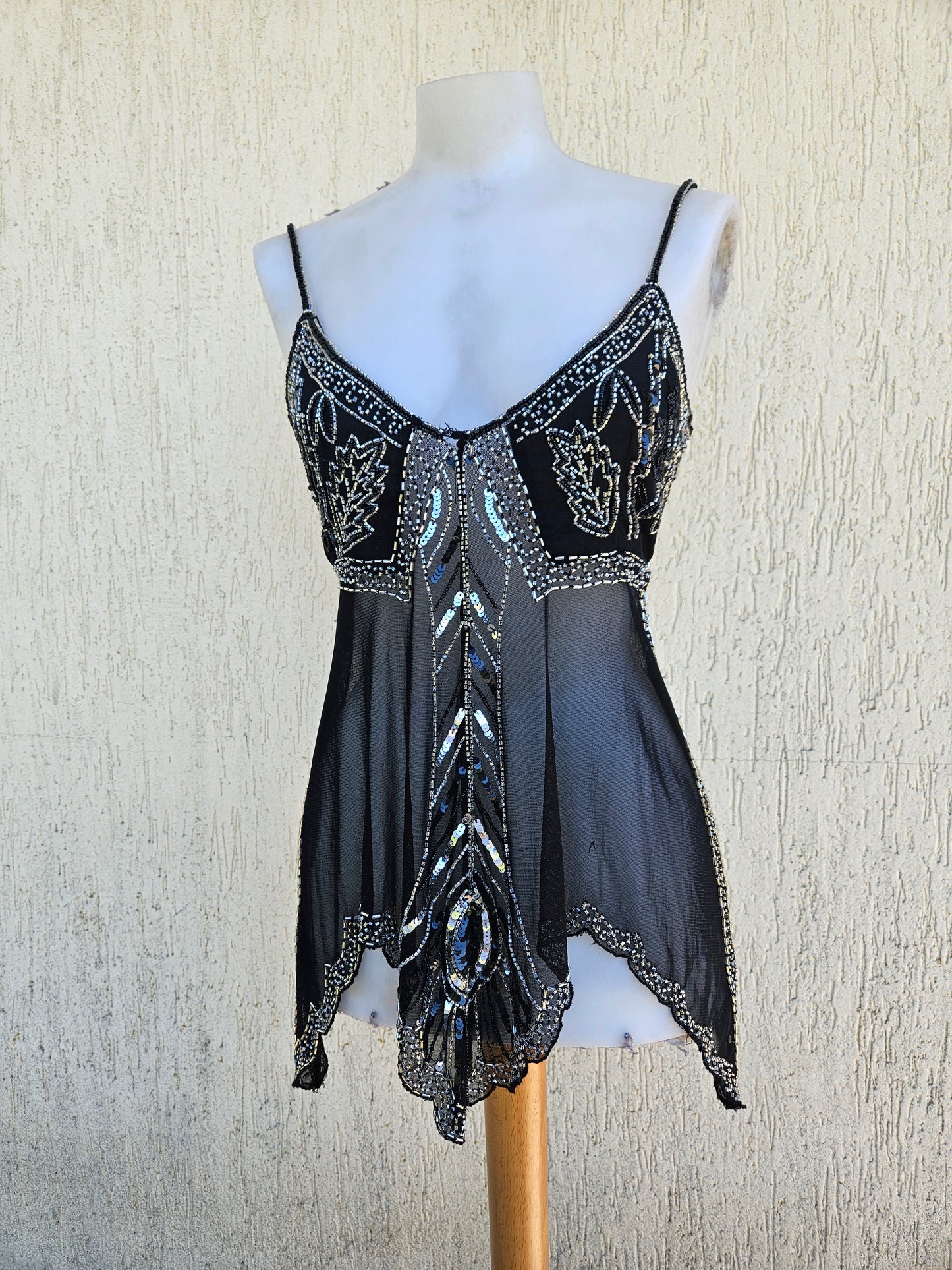 Haut noir asymétrique en voile brodé