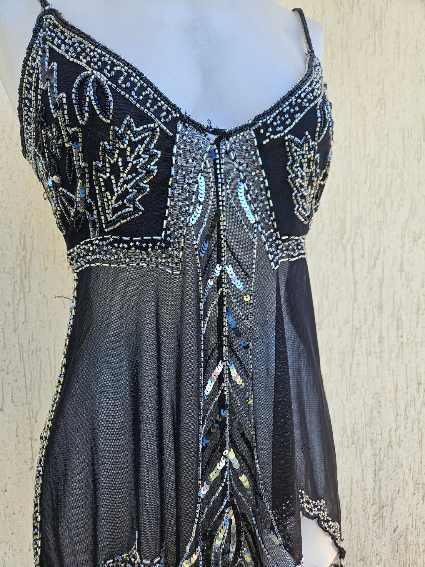 Haut noir asymétrique en voile brodé