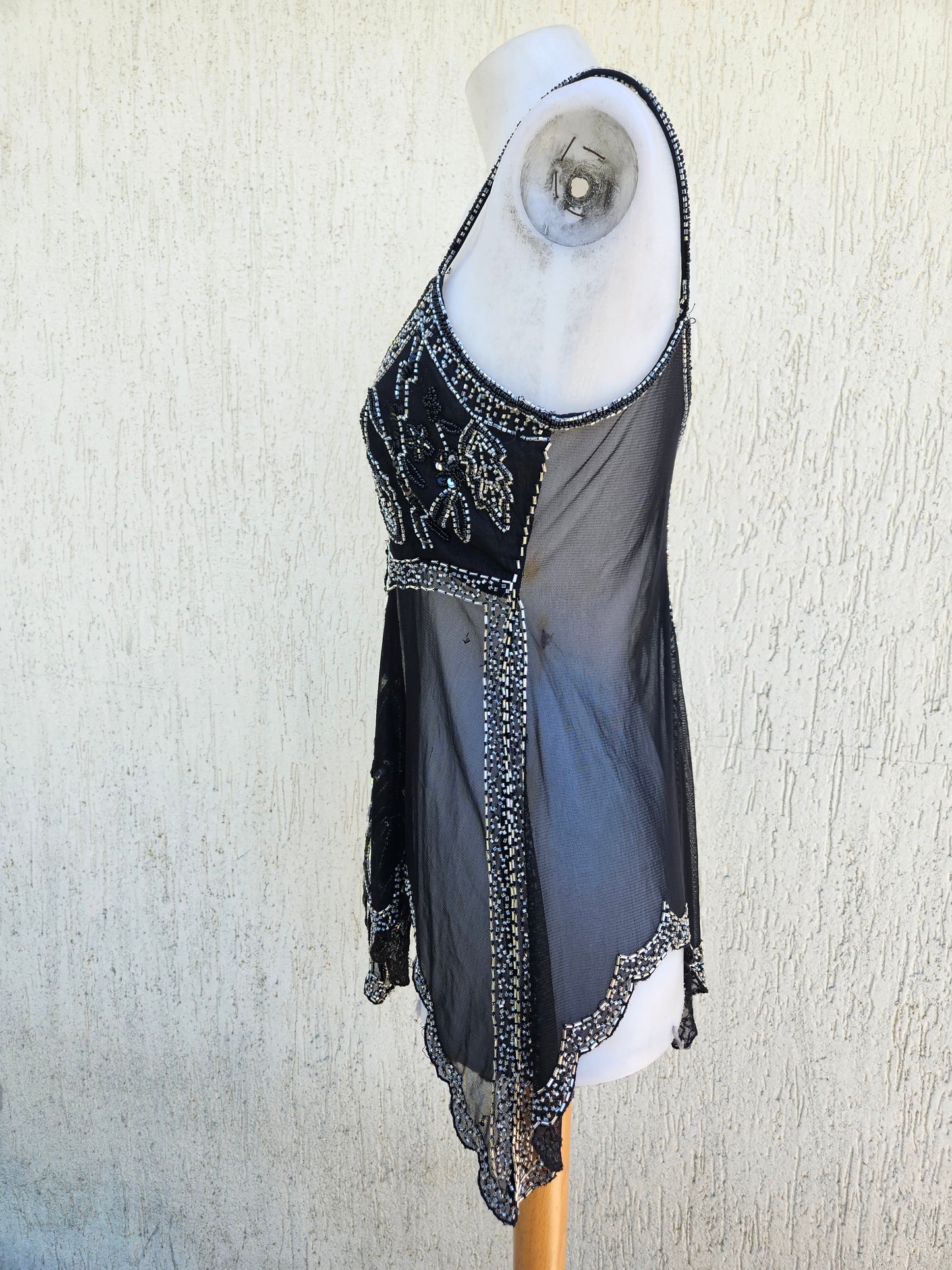 Haut noir asymétrique en voile brodé