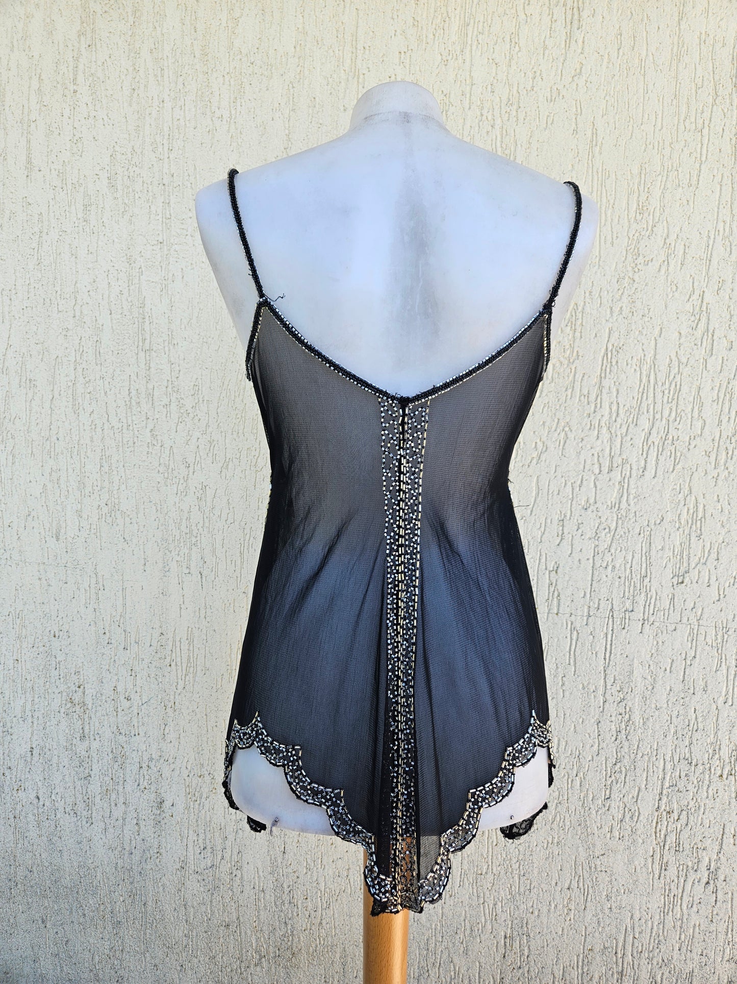 Haut noir asymétrique en voile brodé