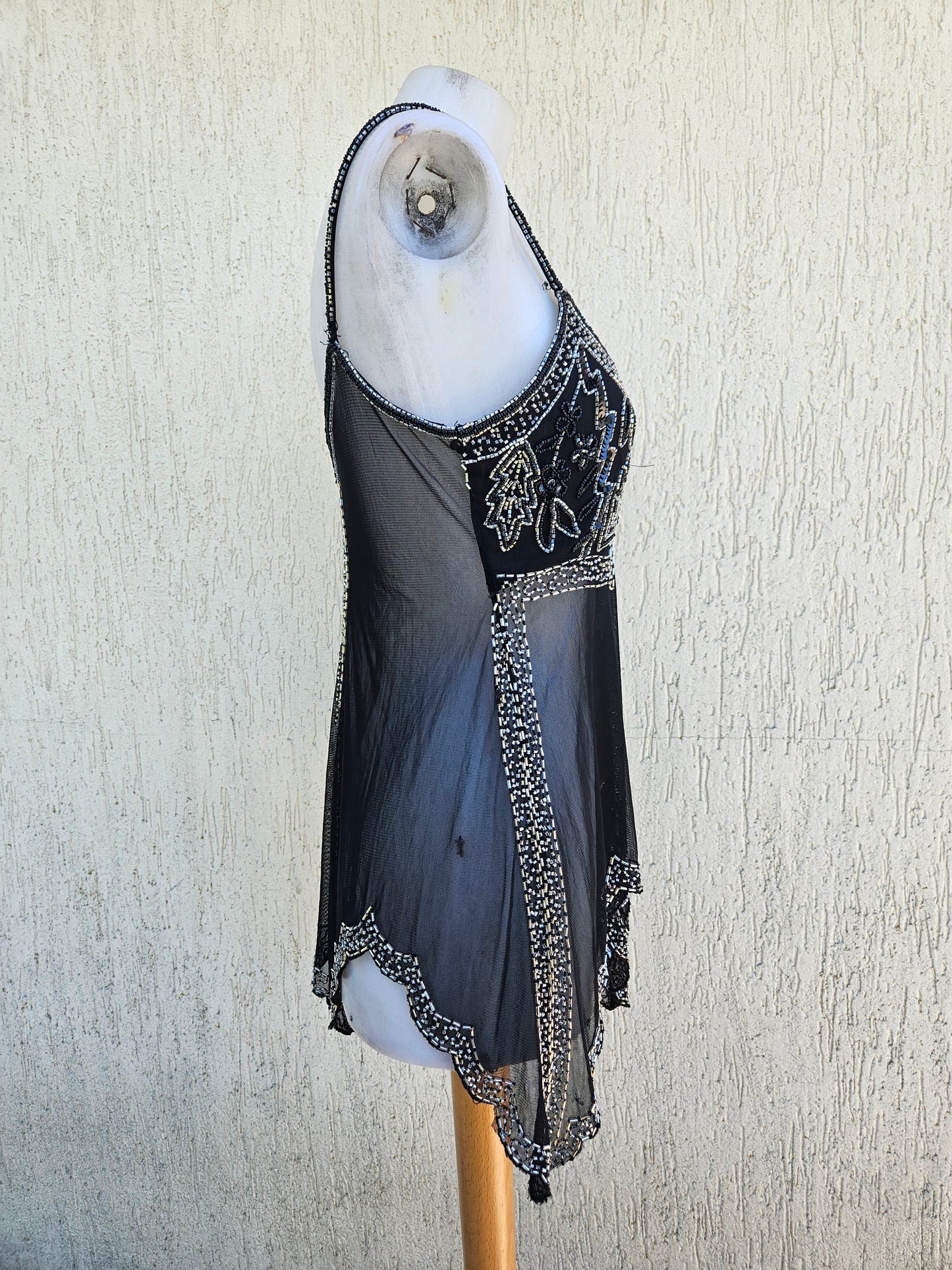 Haut noir asymétrique en voile brodé