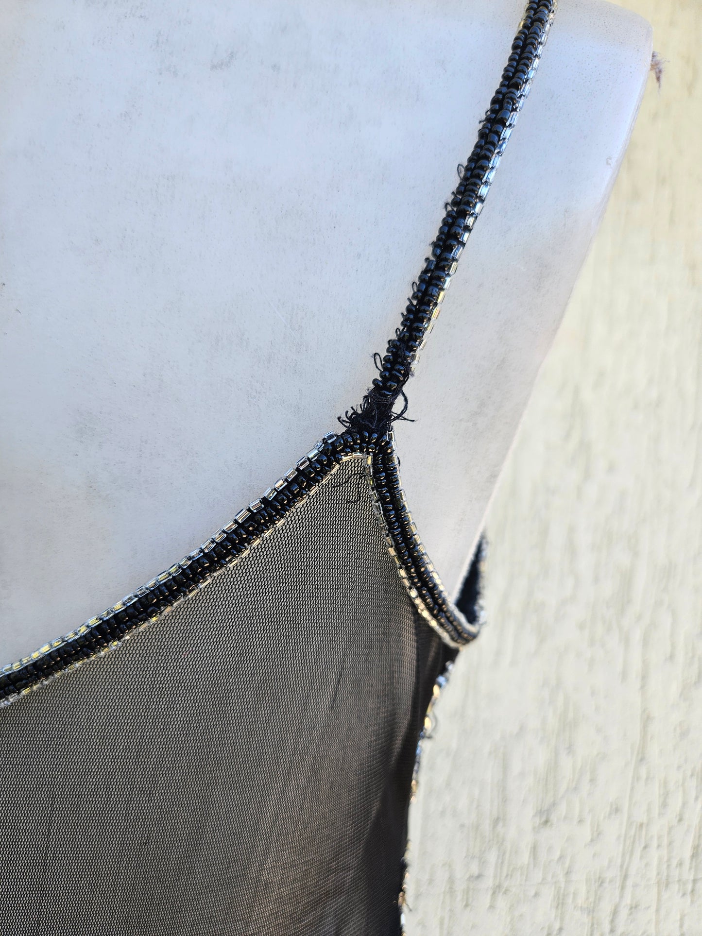Haut noir asymétrique en voile brodé