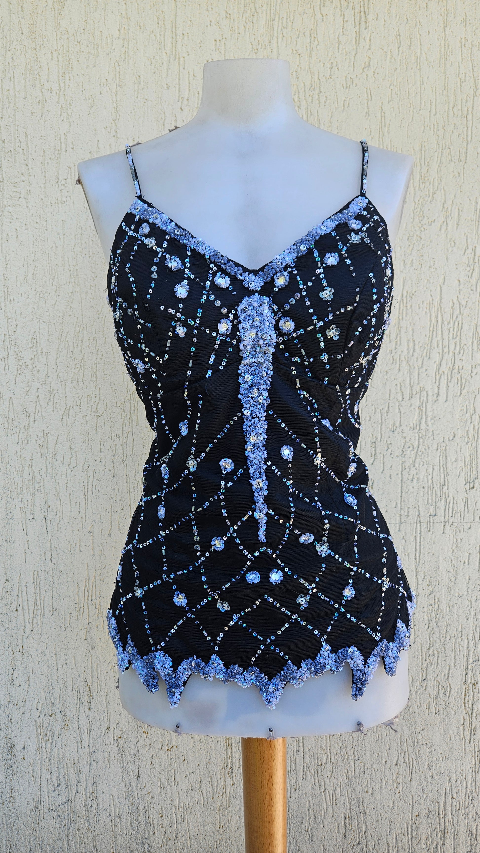 Débardeur vintage Y2K en tulle noir avec un riche travail de perles argentées et un motif de treillis en sequins. Esthétique magique fairycore/goth. Top vintage rare sorti d'une reverie.