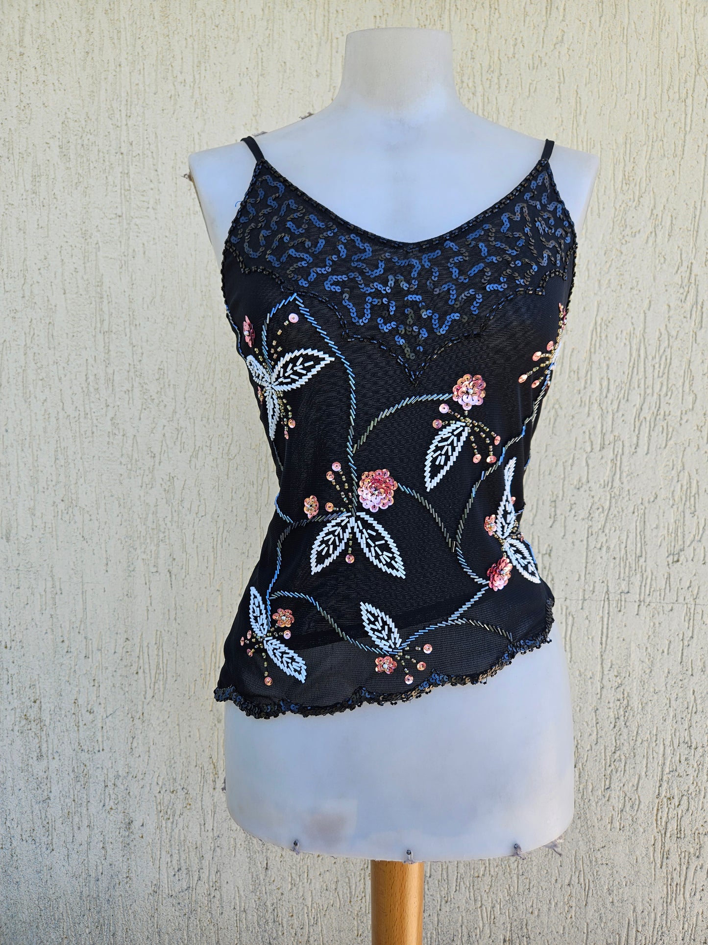 Haut noir brodé de papillons