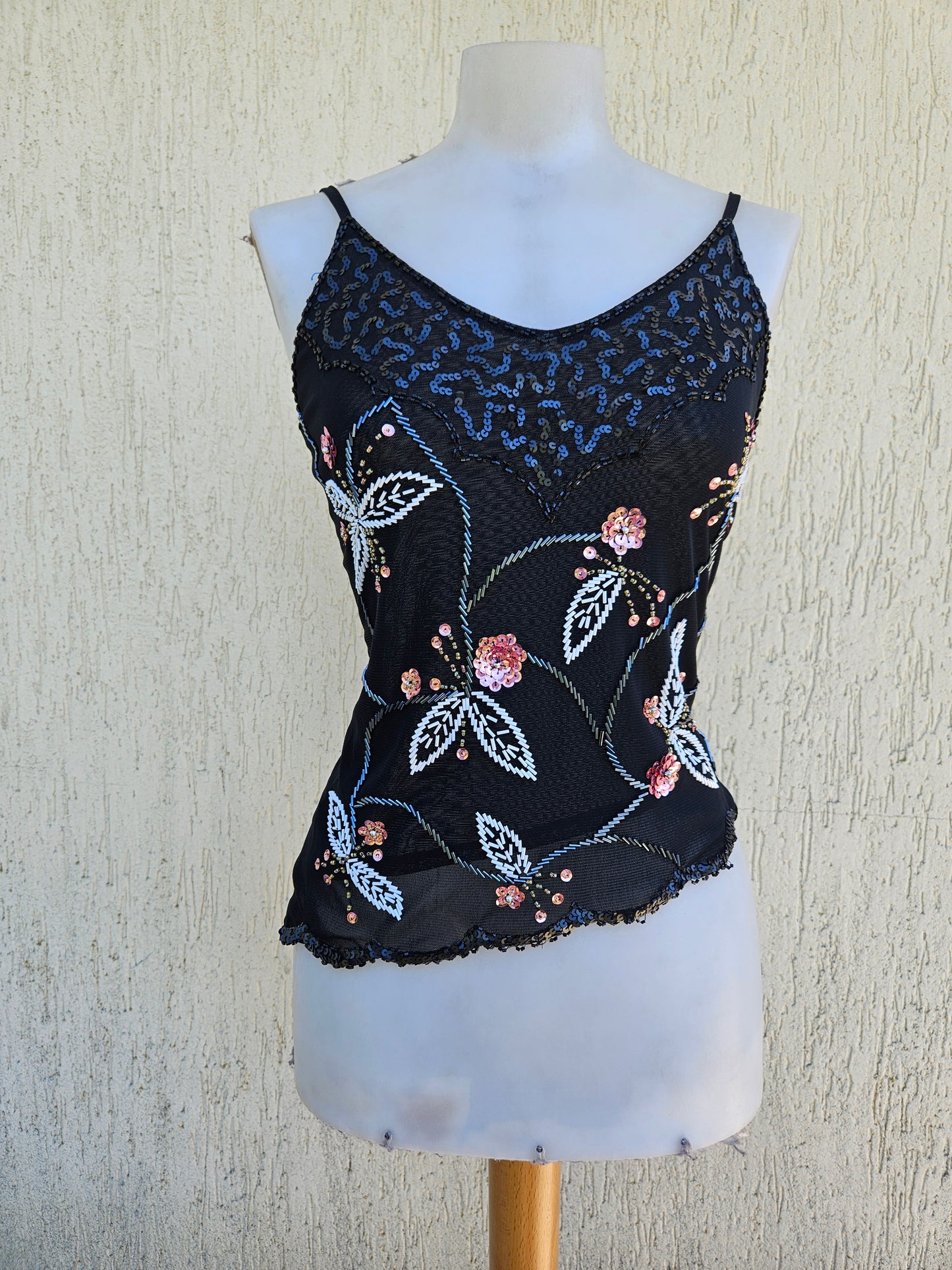 Haut noir brodé de papillons