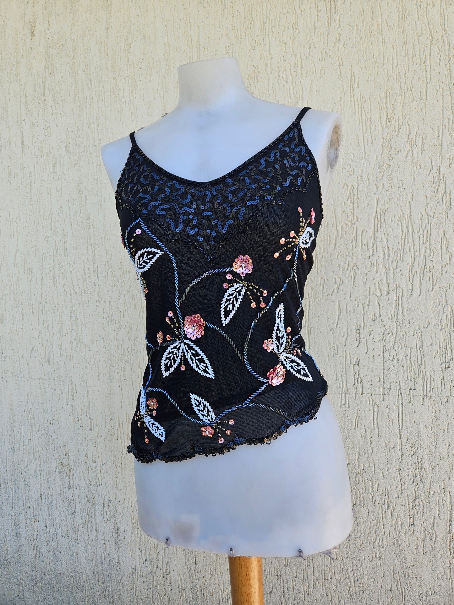 Haut noir brodé de papillons