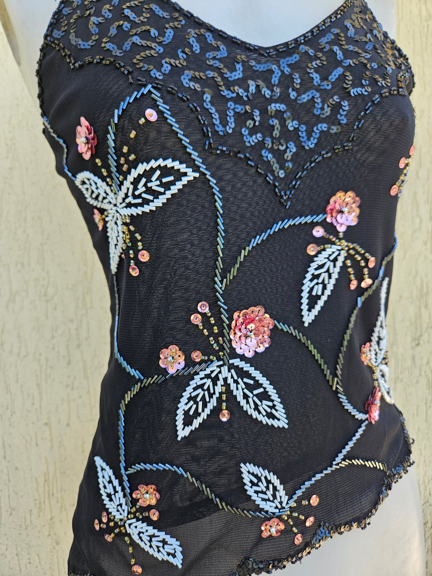 Haut noir brodé de papillons