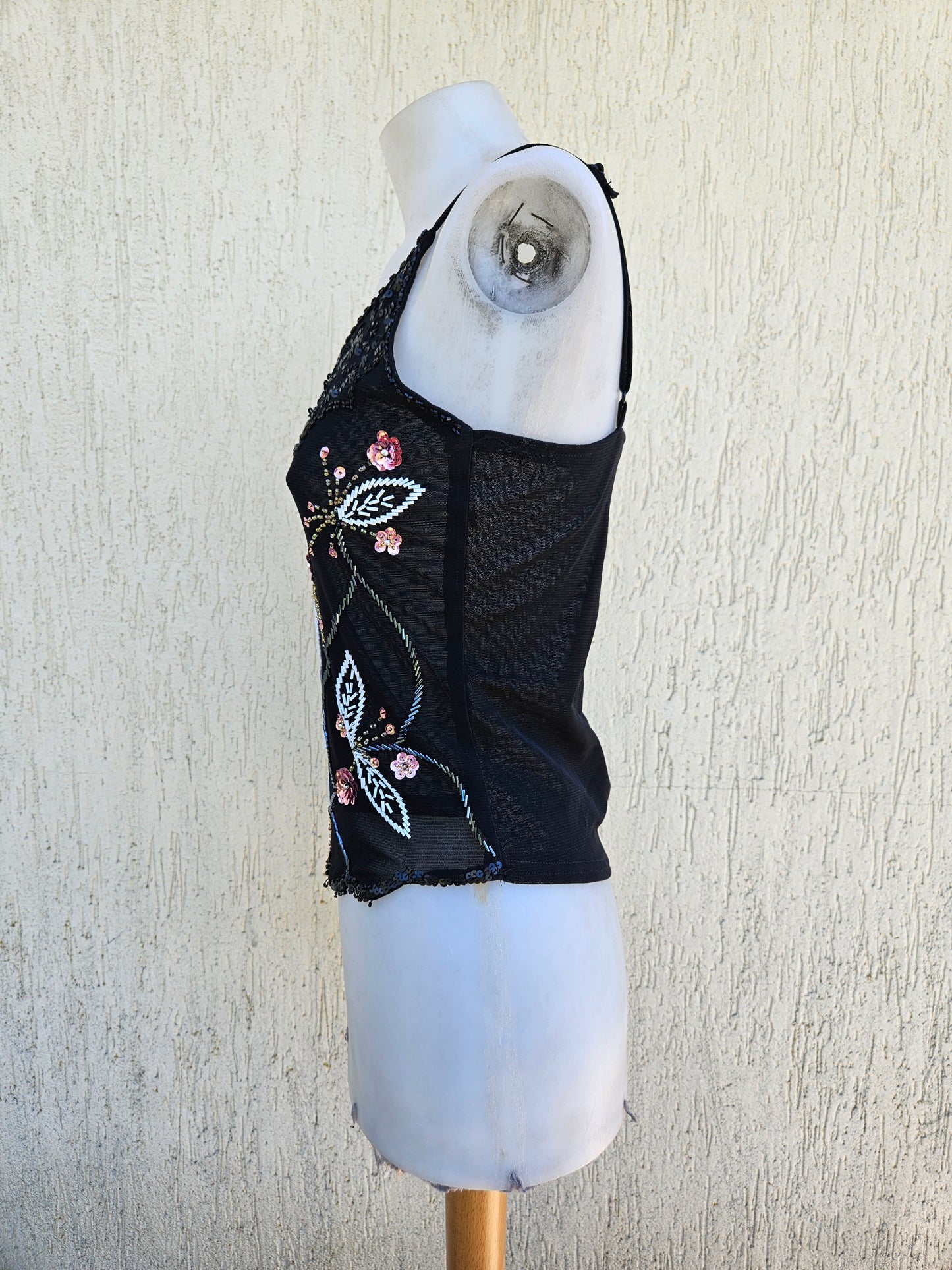 Haut noir brodé de papillons