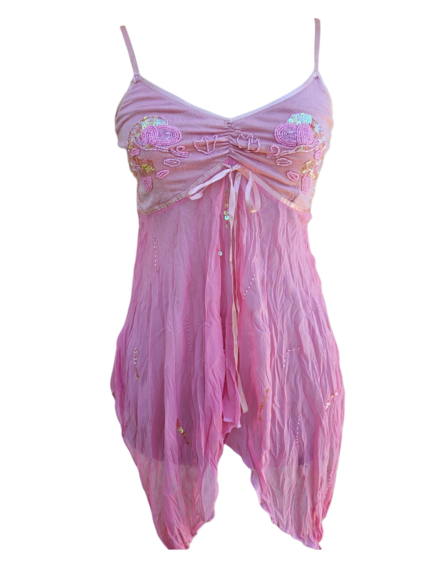 Haut en voile rose asymétrique brodé de perles et sequins irsés qui brillent au solei. Pièce vintage fairycore tout droit sortie d'une reverie des années 2000