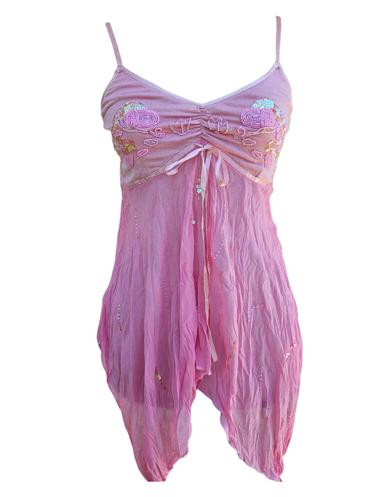 Haut en voile rose asymétrique brodé de perles et sequins irsés qui brillent au solei. Pièce vintage fairycore tout droit sortie d'une reverie des années 2000