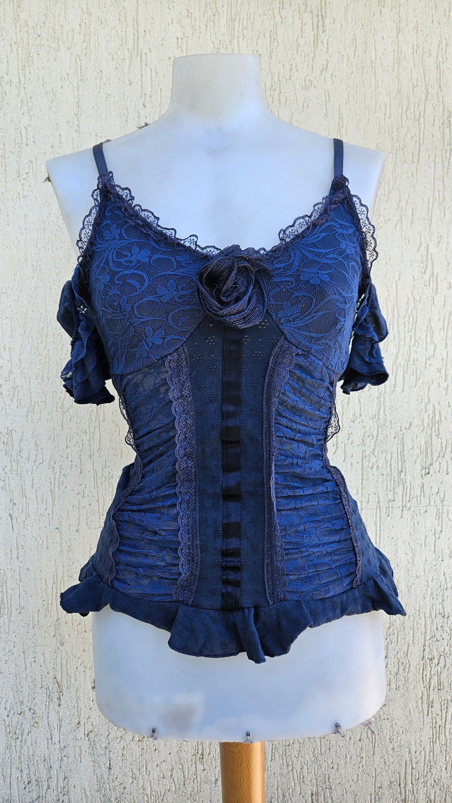 Haut bleu détail dentelle