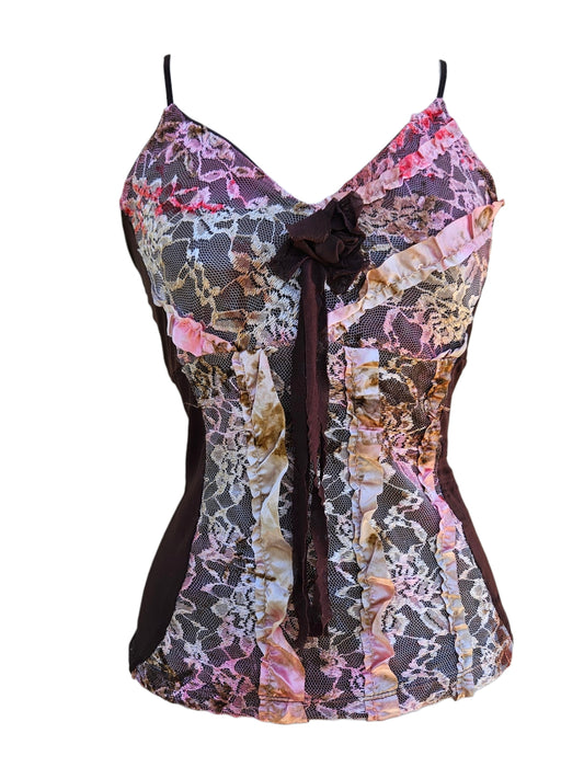 Haut vintag combinant des sections en tissu uni marron et des panneaux en dentelle floral. Pièce vintage fairycore et whimsical tout droit sortie d'une reverie des années 2000 / y2k.