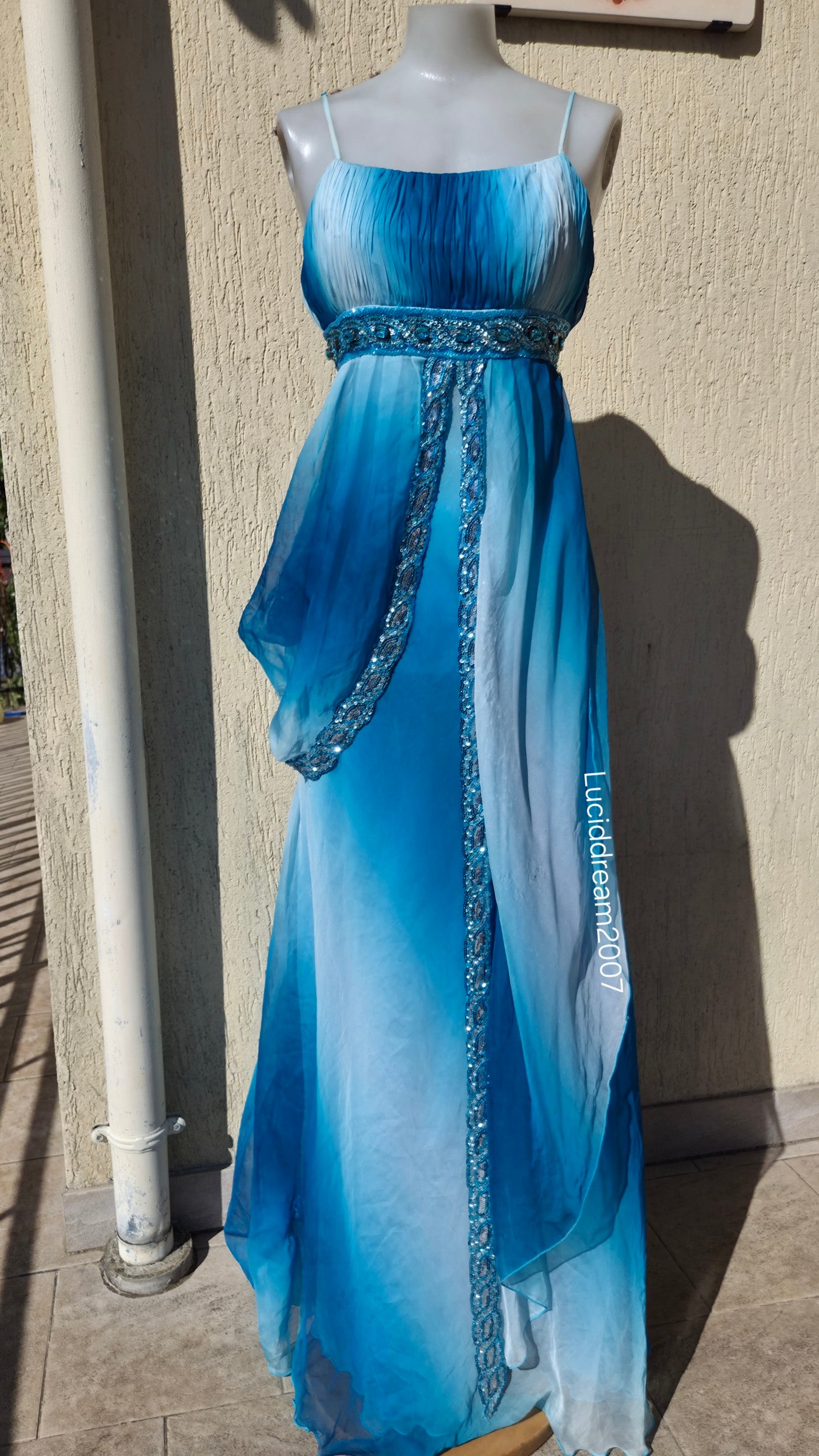 Robe bleu détails pierres