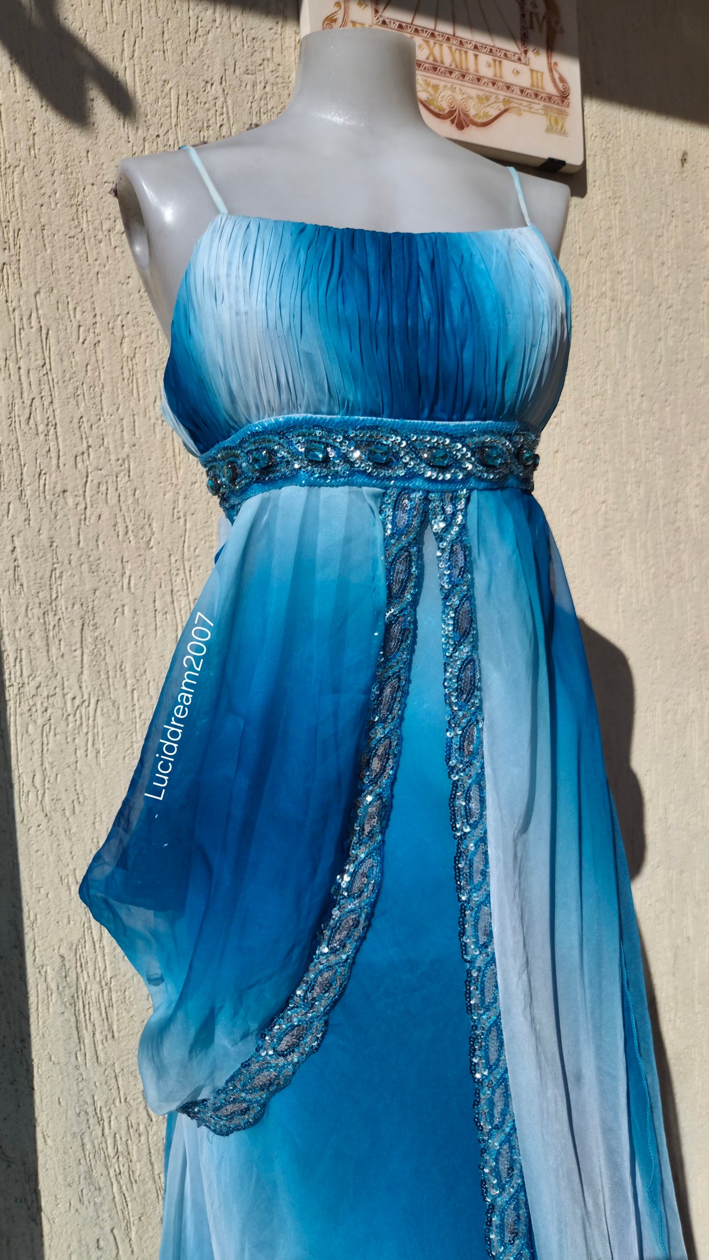 Robe bleu détails pierres