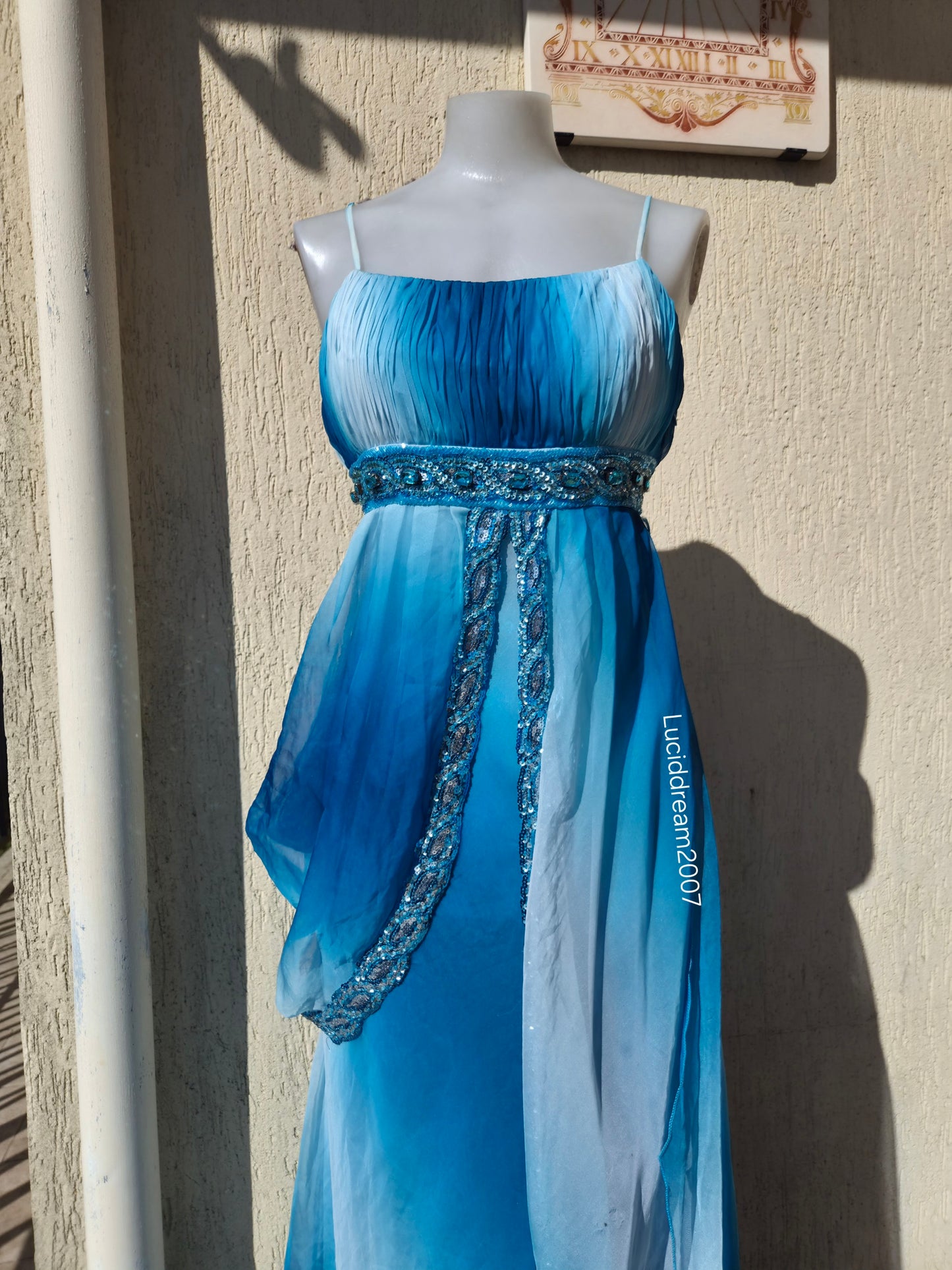 Robe bleu détails pierres