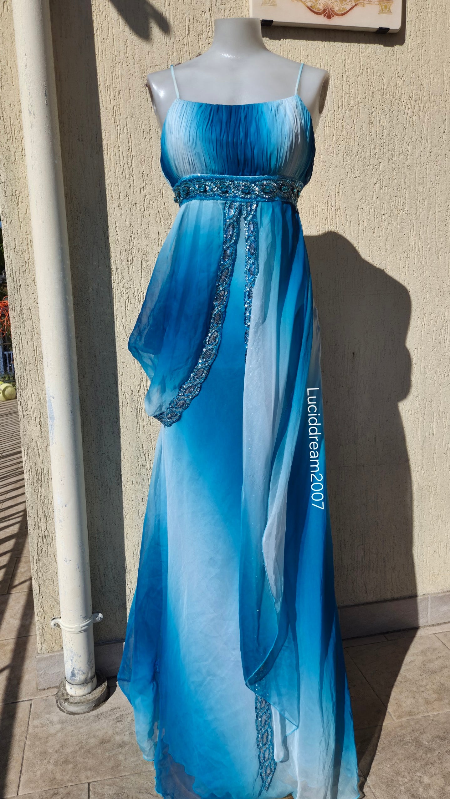 Robe bleu détails pierres