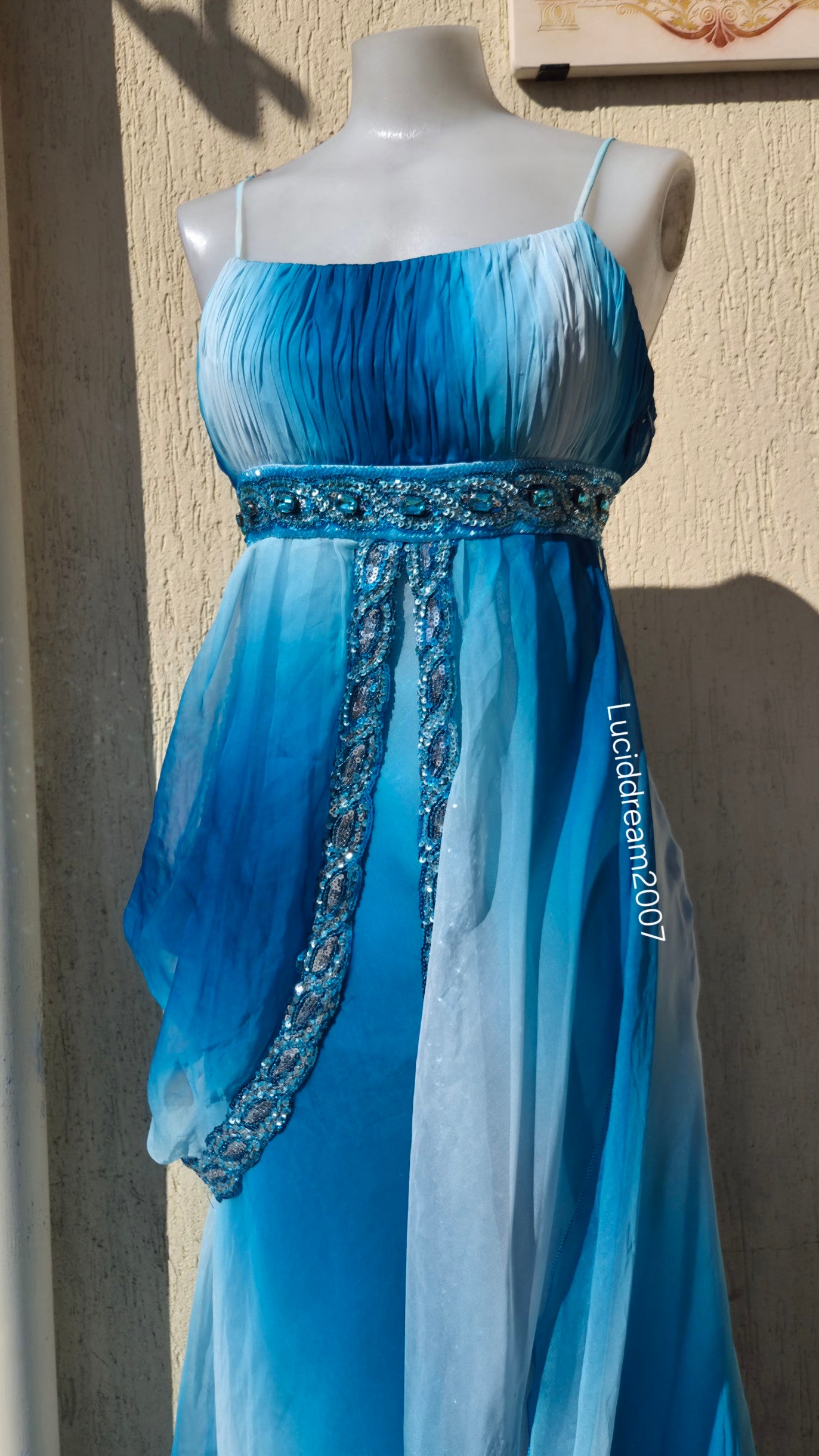 Robe bleu détails pierres