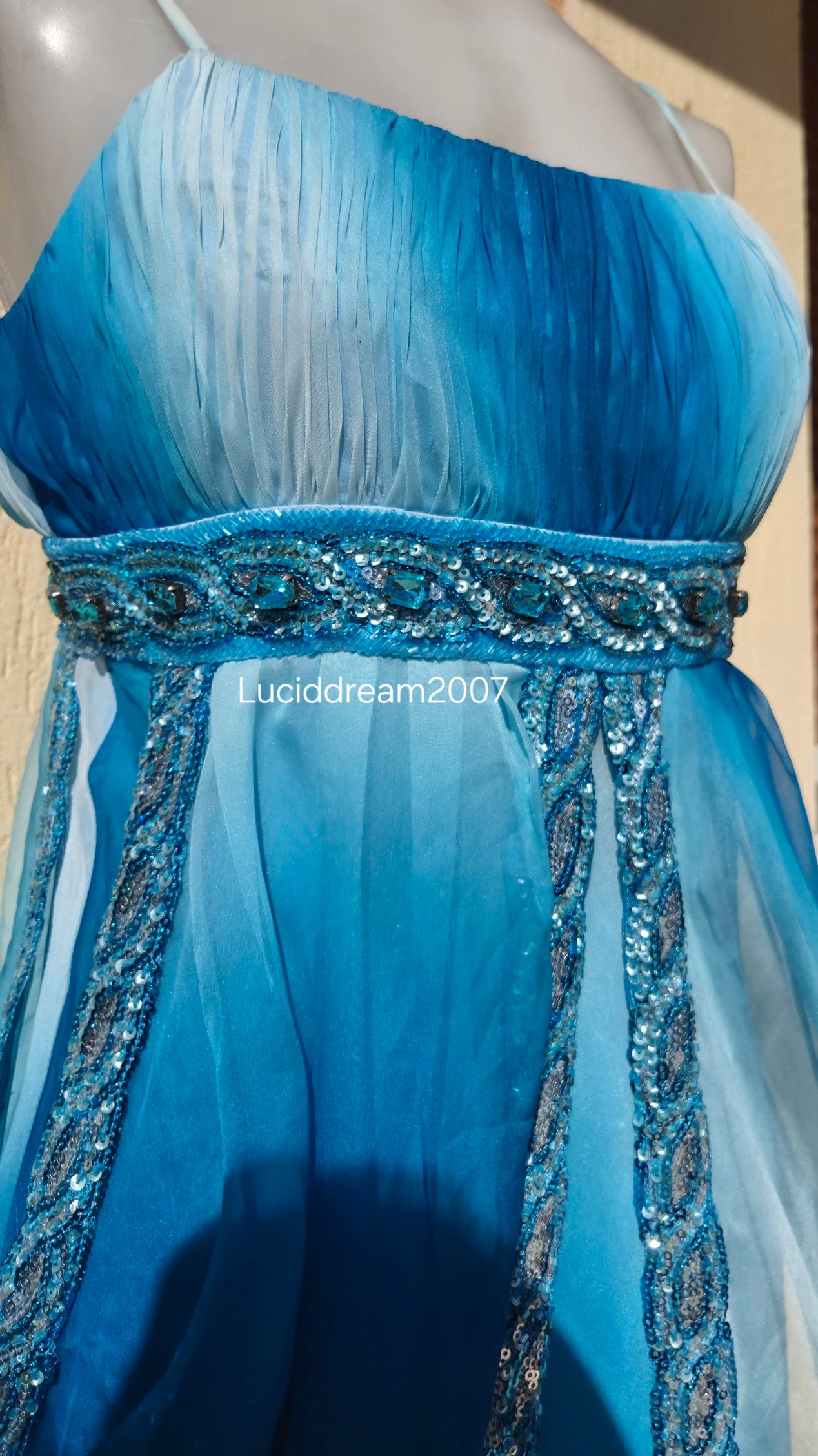 Robe bleu détails pierres