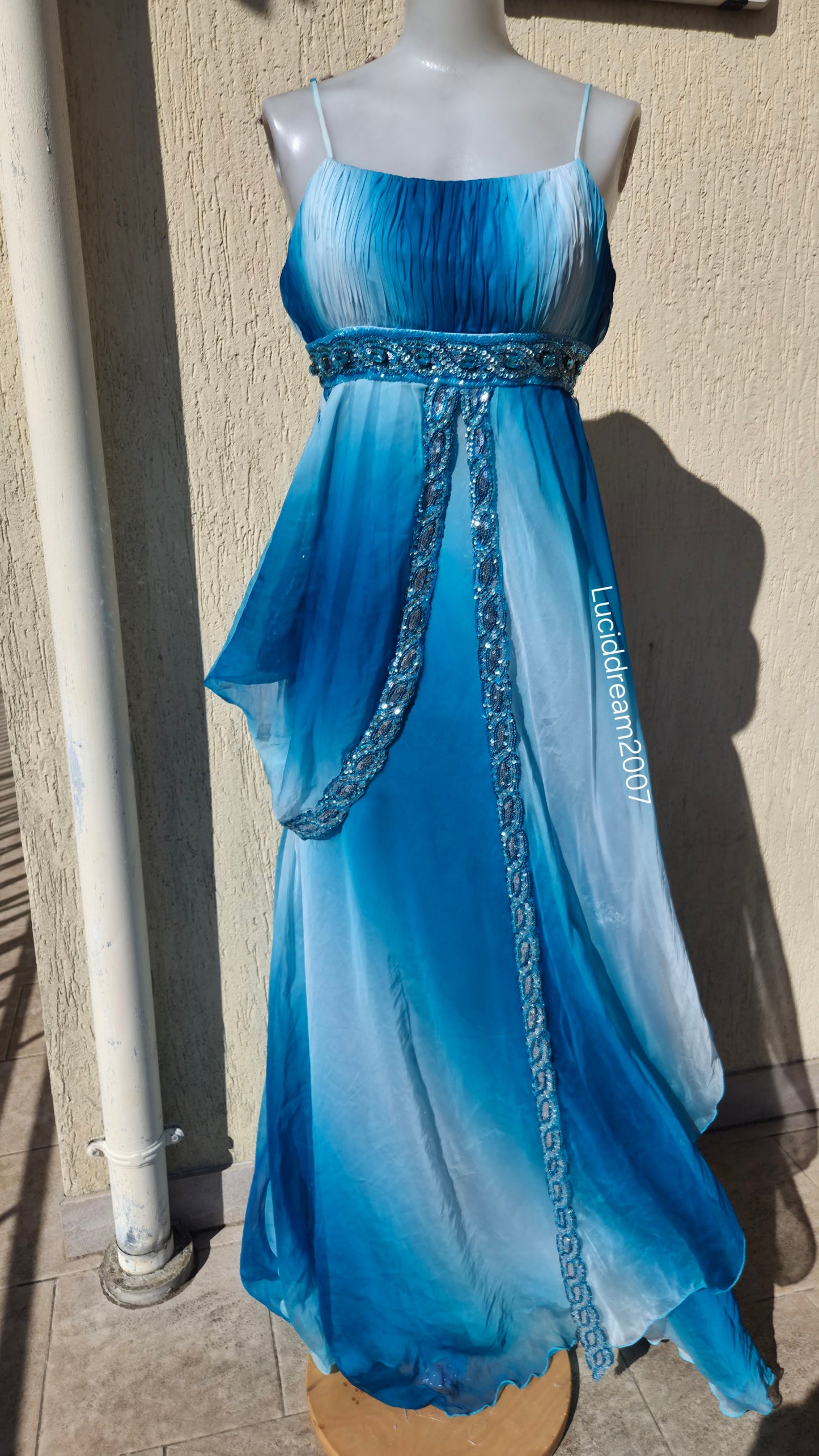 Robe bleu détails pierres
