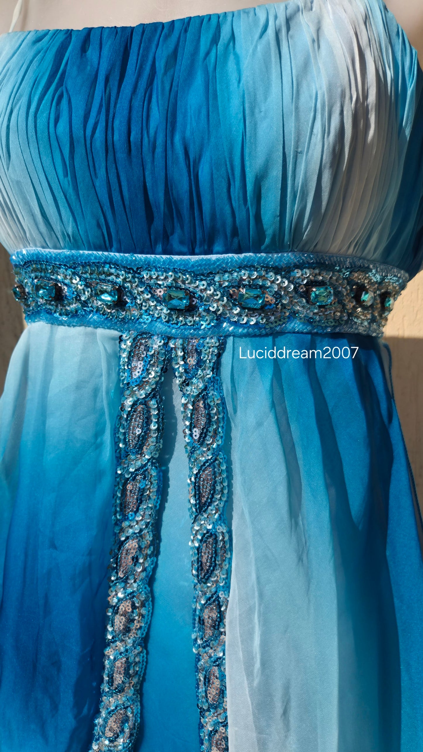 Robe bleu détails pierres