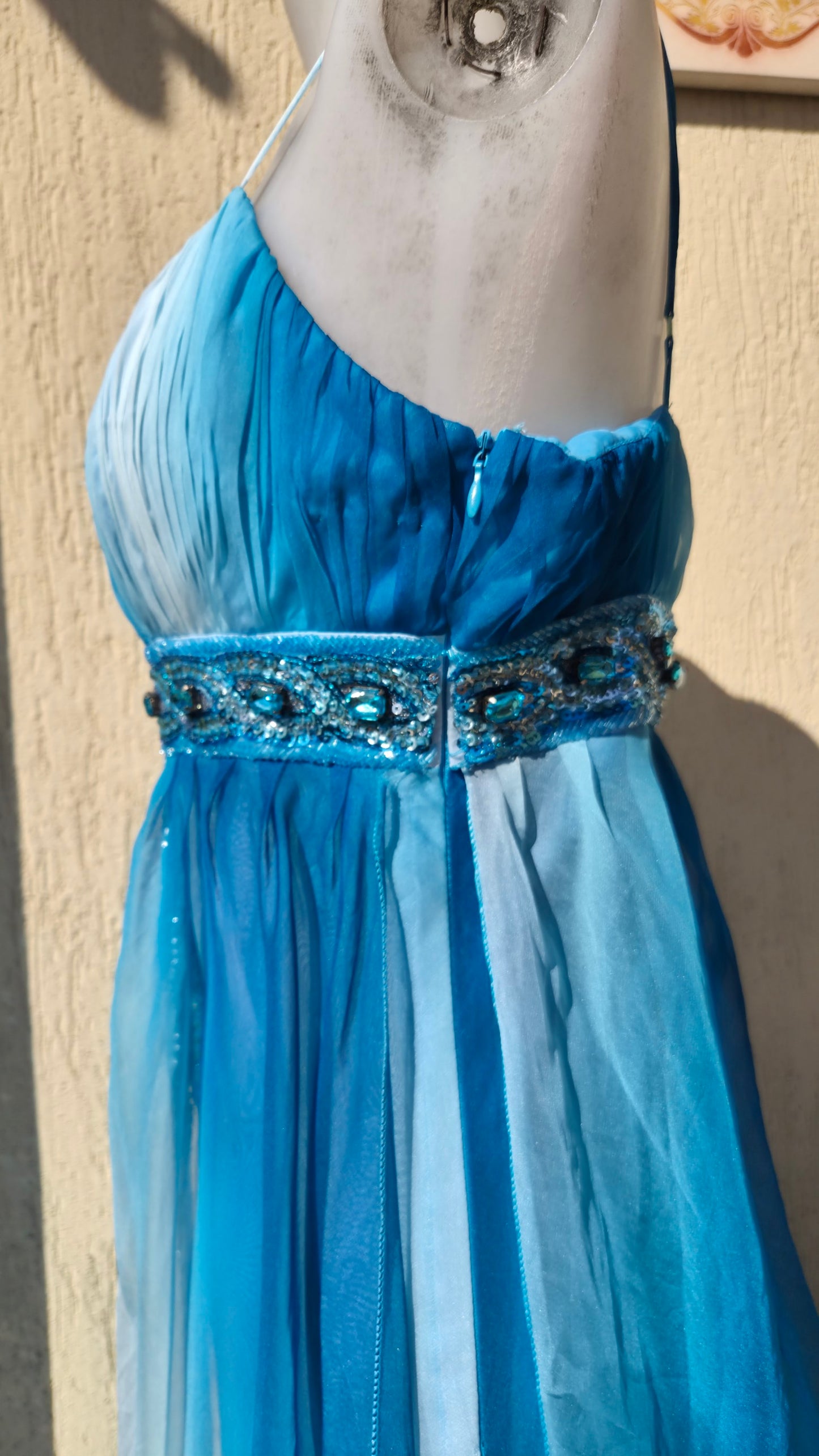 Robe bleu détails pierres