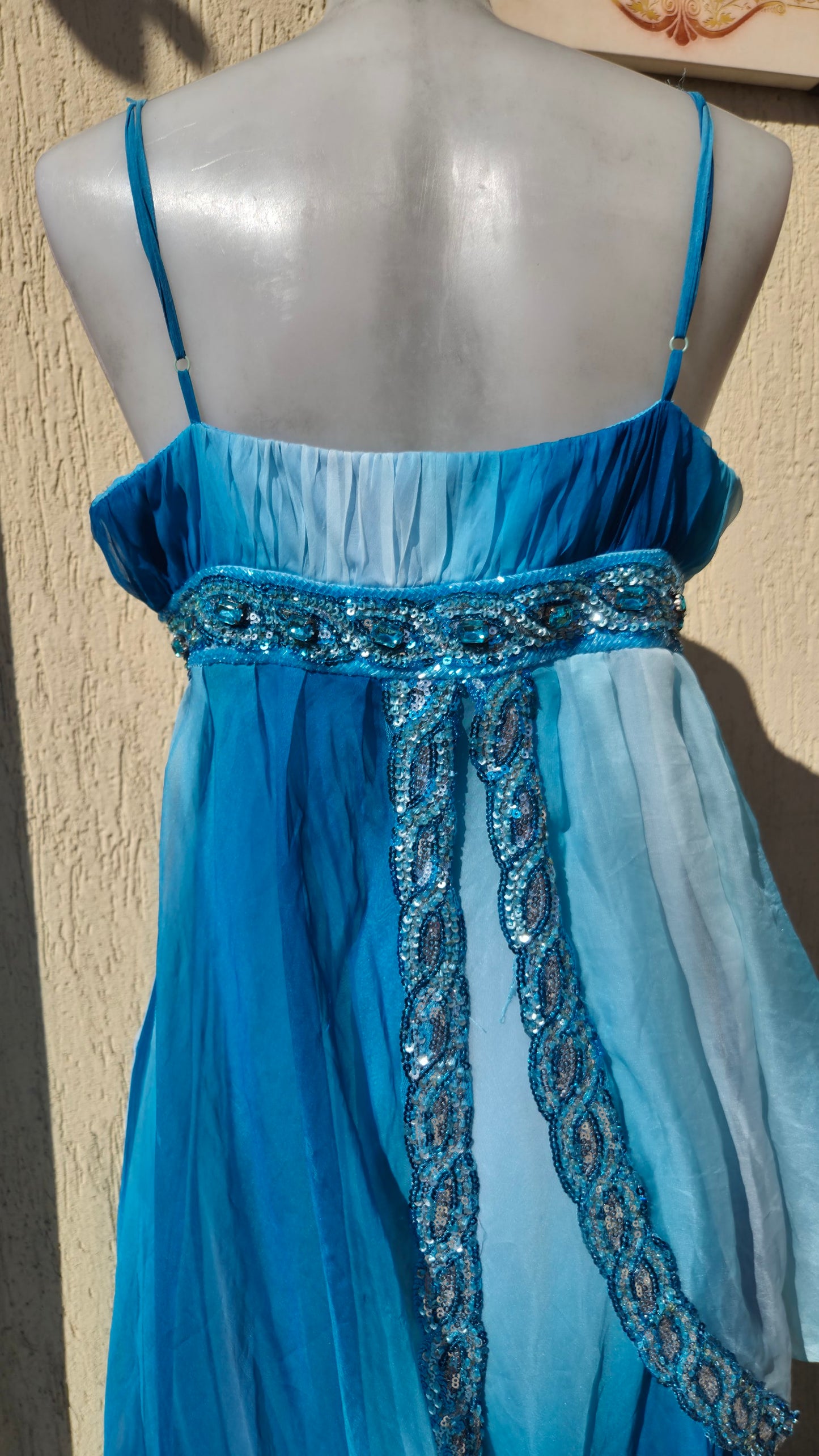 Robe bleu détails pierres