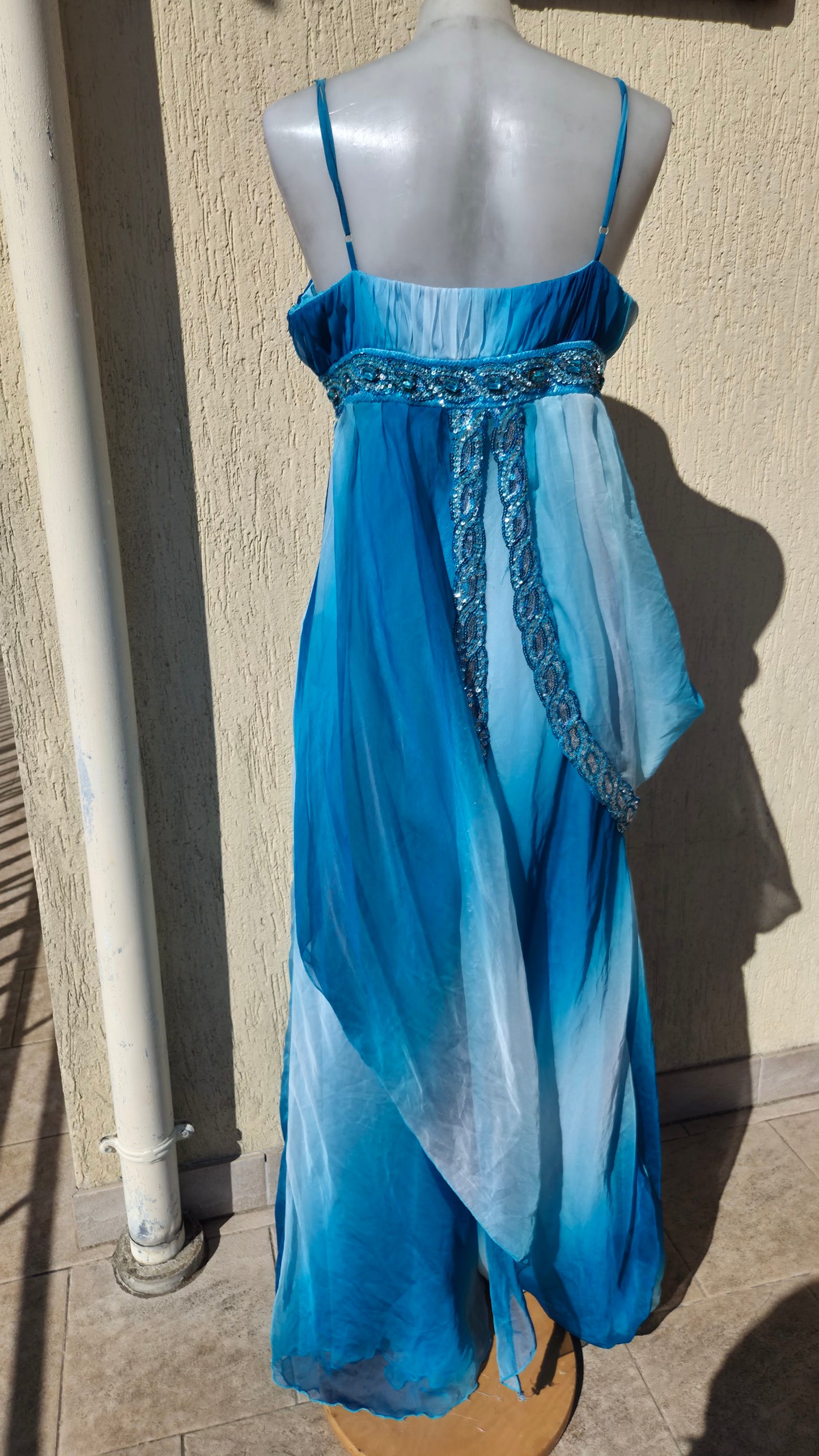 Robe bleu détails pierres