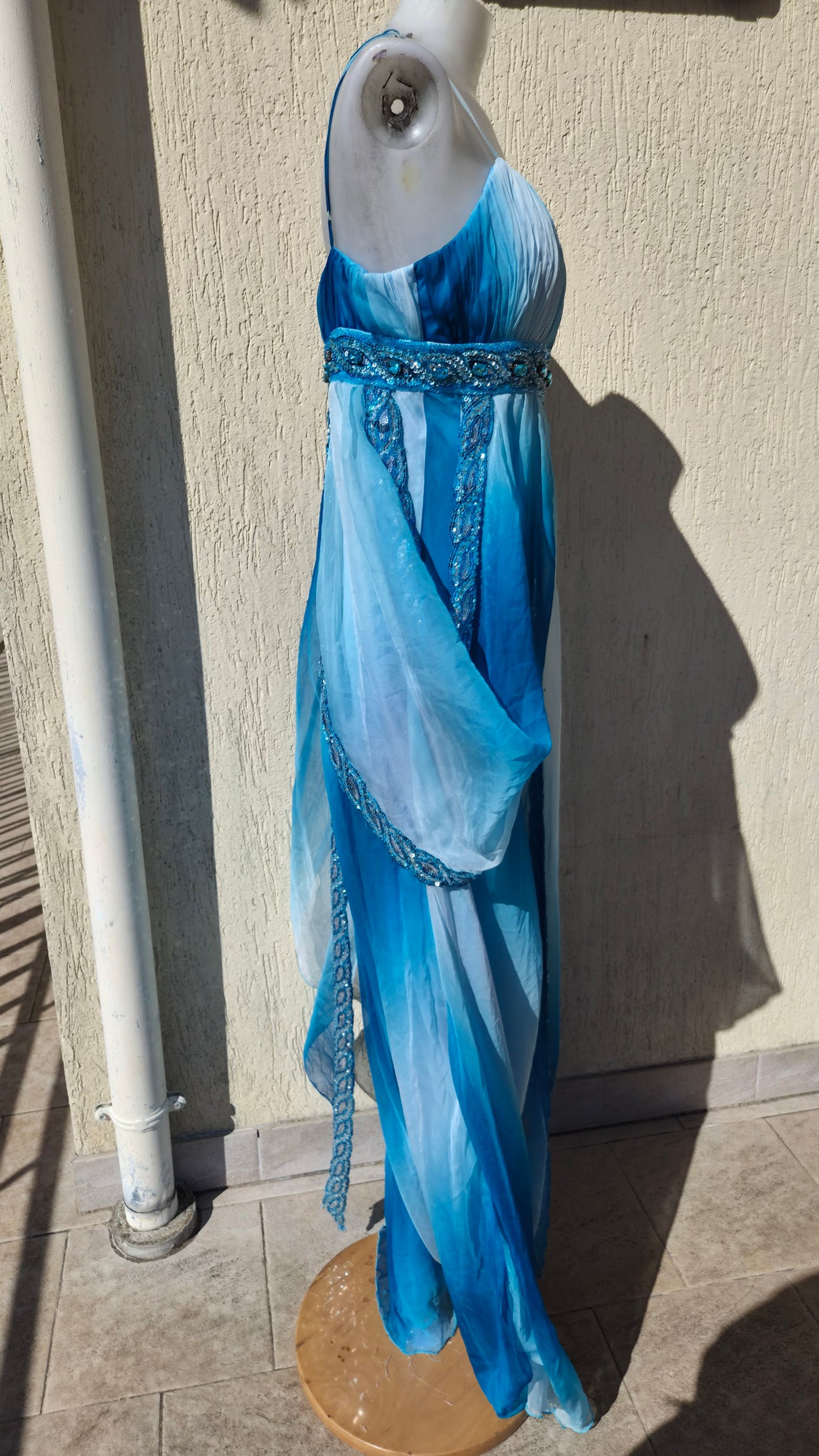 Robe bleu détails pierres