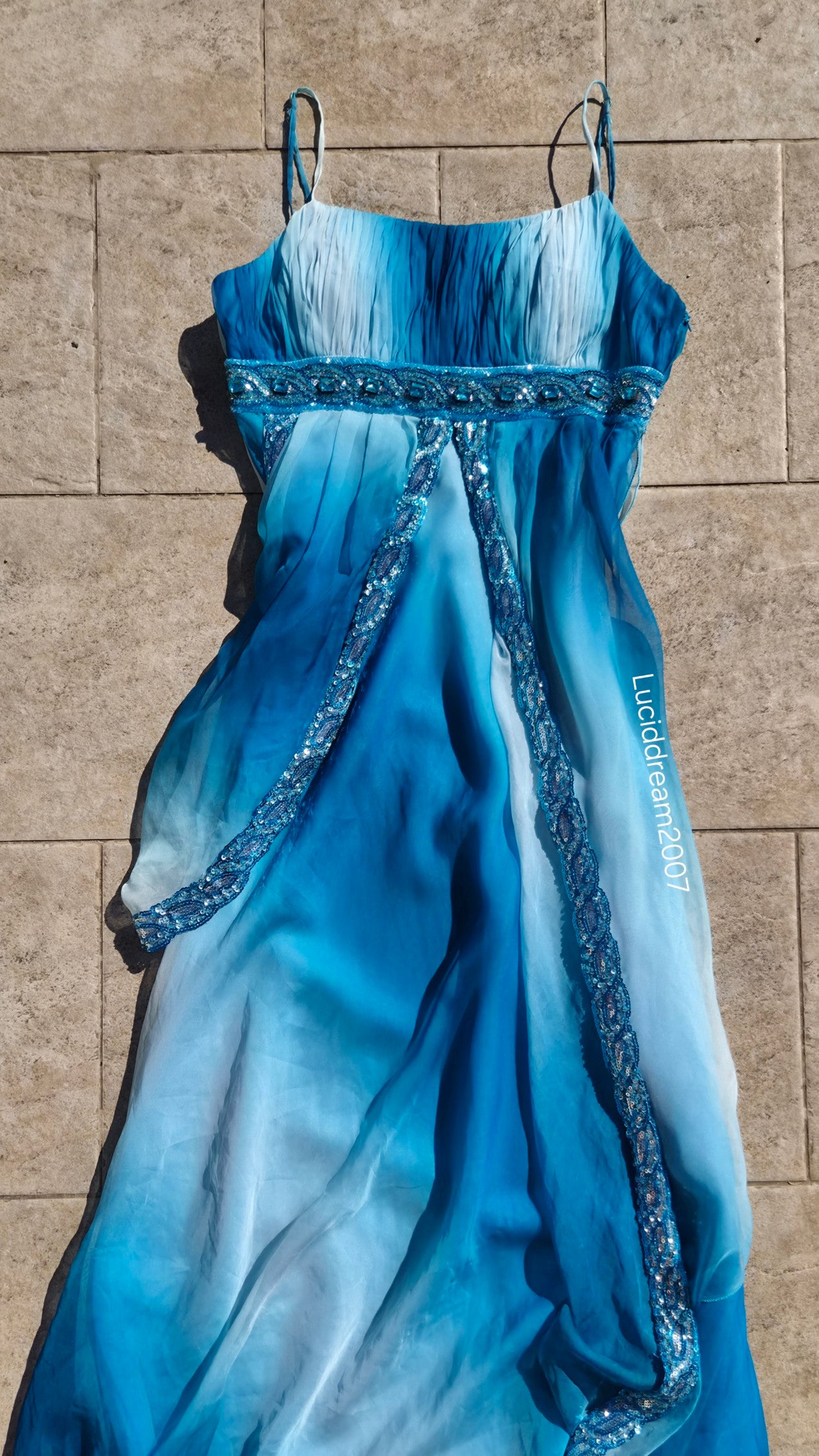 Robe bleu détails pierres
