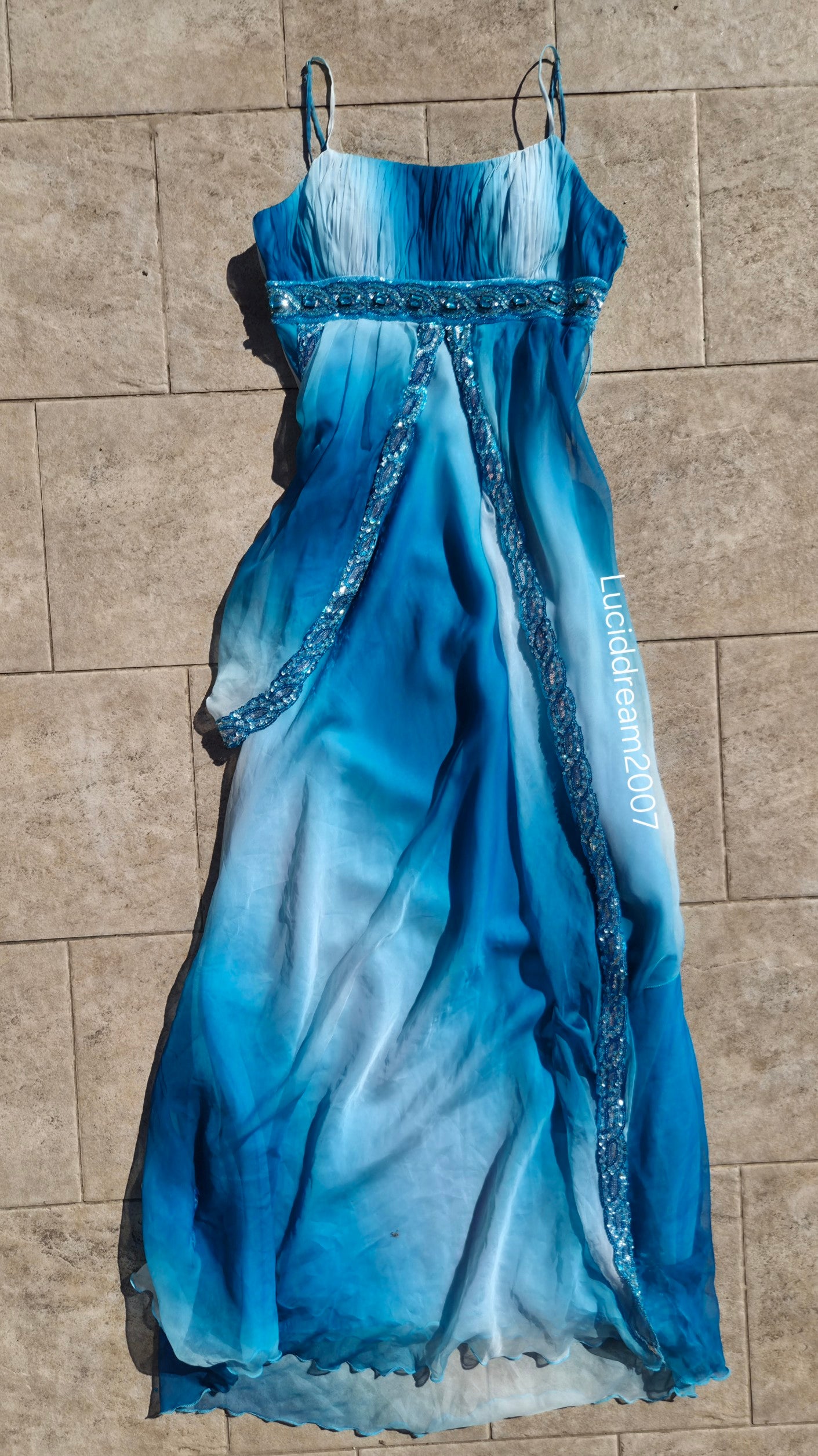 Robe bleu détails pierres