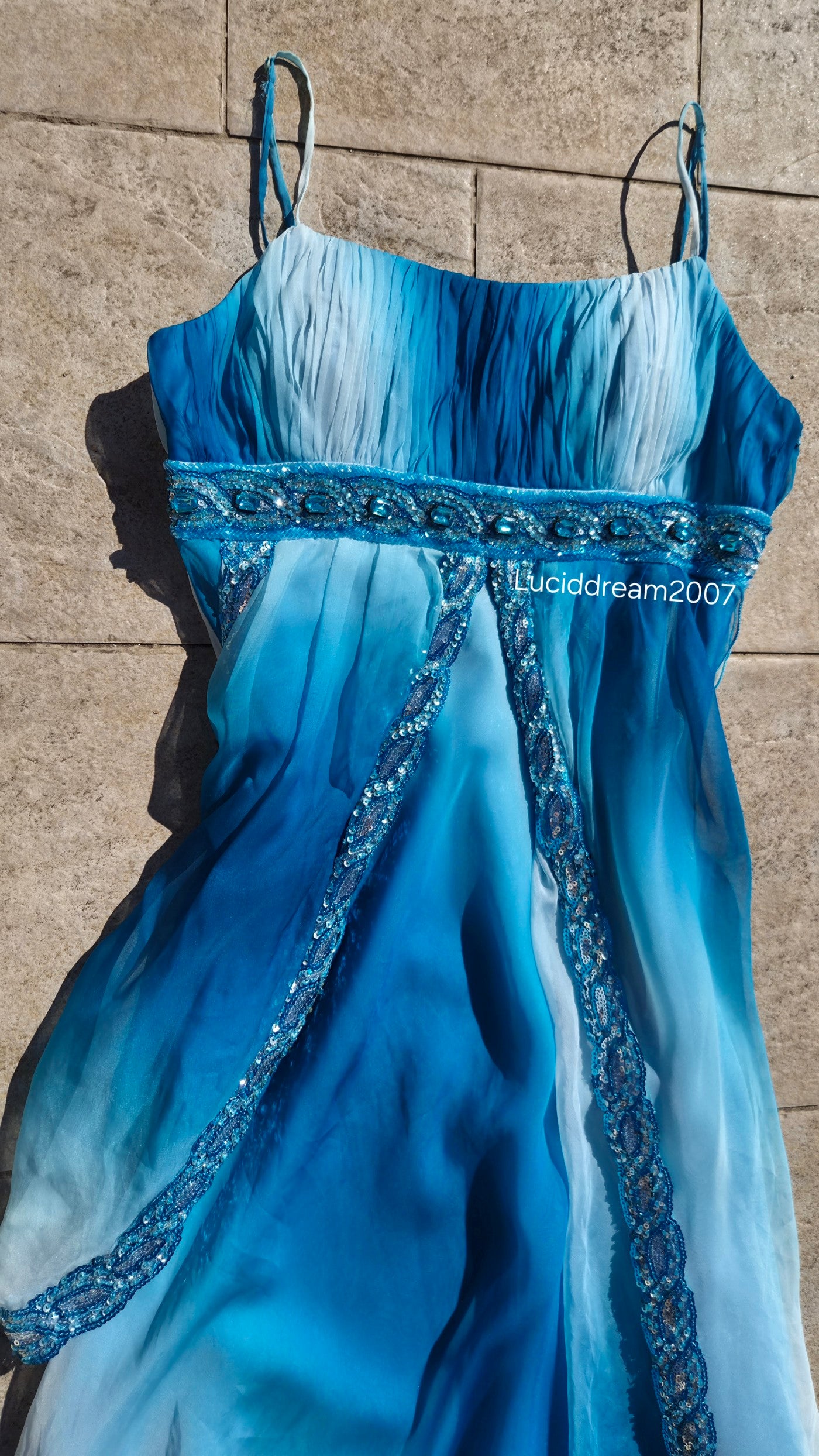 Robe bleu détails pierres