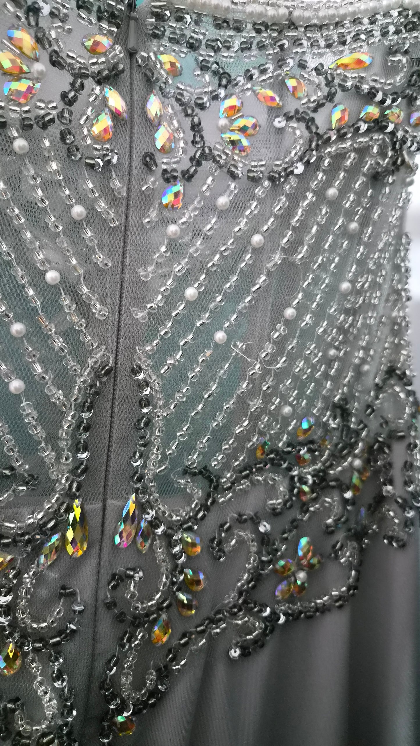Robe bustier grise brodée