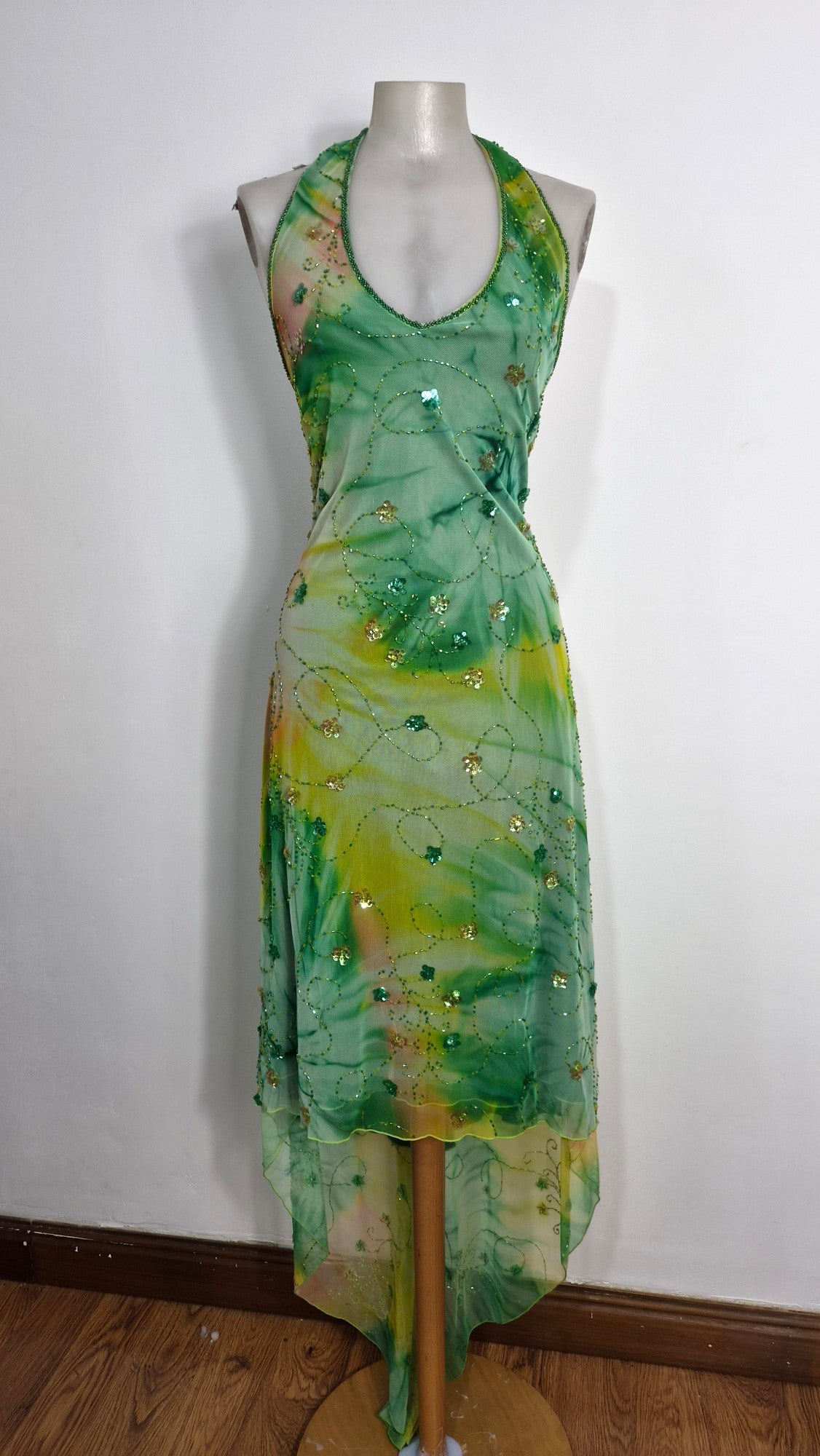 Robe verte brodée